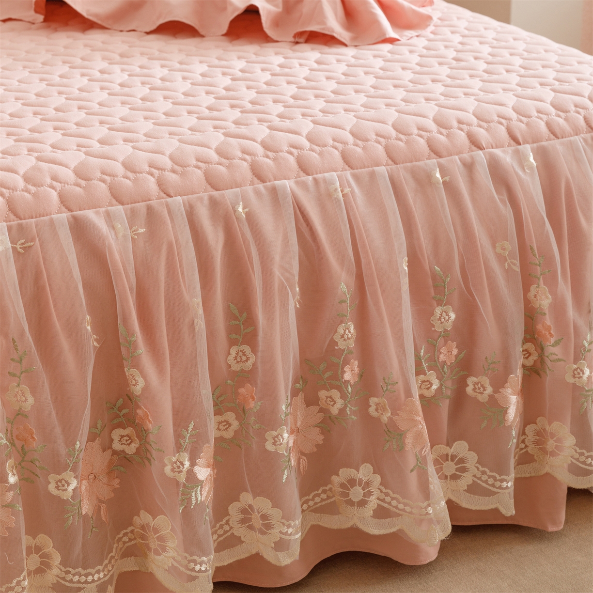 91家纺网 家纺一手货源 找家纺 好儿喜家纺 2025新款A类水洗棉床裙三件套-花恋系列 花恋-豆沙