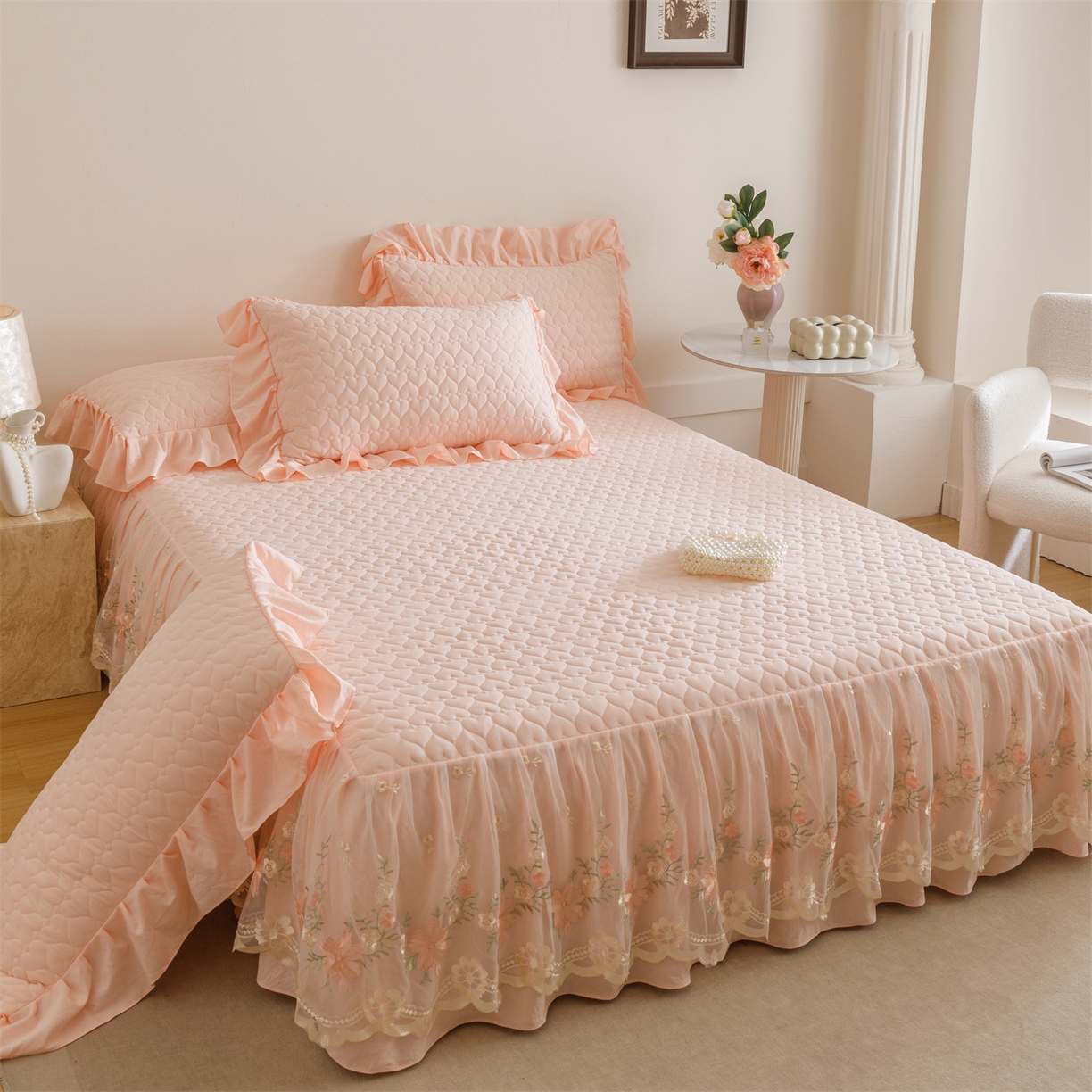 91家纺网 家纺一手货源 找家纺 好儿喜家纺 2025新款A类水洗棉床裙三件套-花恋系列 花恋-浅粉