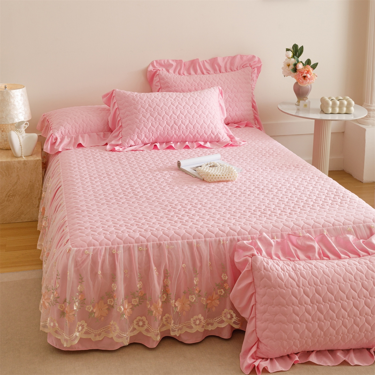 91家纺网 家纺一手货源 找家纺 好儿喜家纺 2025新款A类水洗棉床裙三件套-花恋系列 花恋-粉