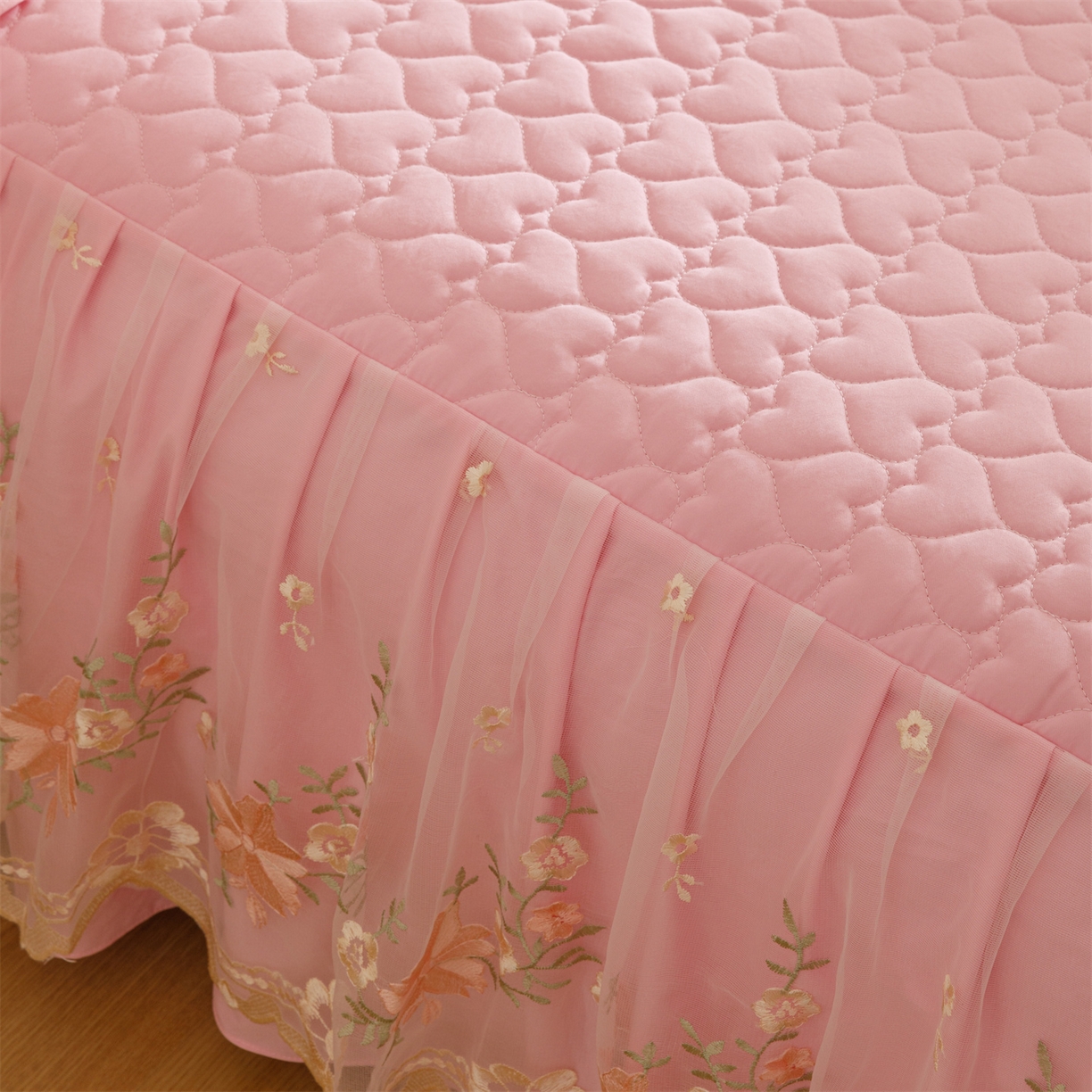 91家纺网 家纺一手货源 找家纺 好儿喜家纺 2025新款A类水洗棉床裙三件套-花恋系列 花恋-粉