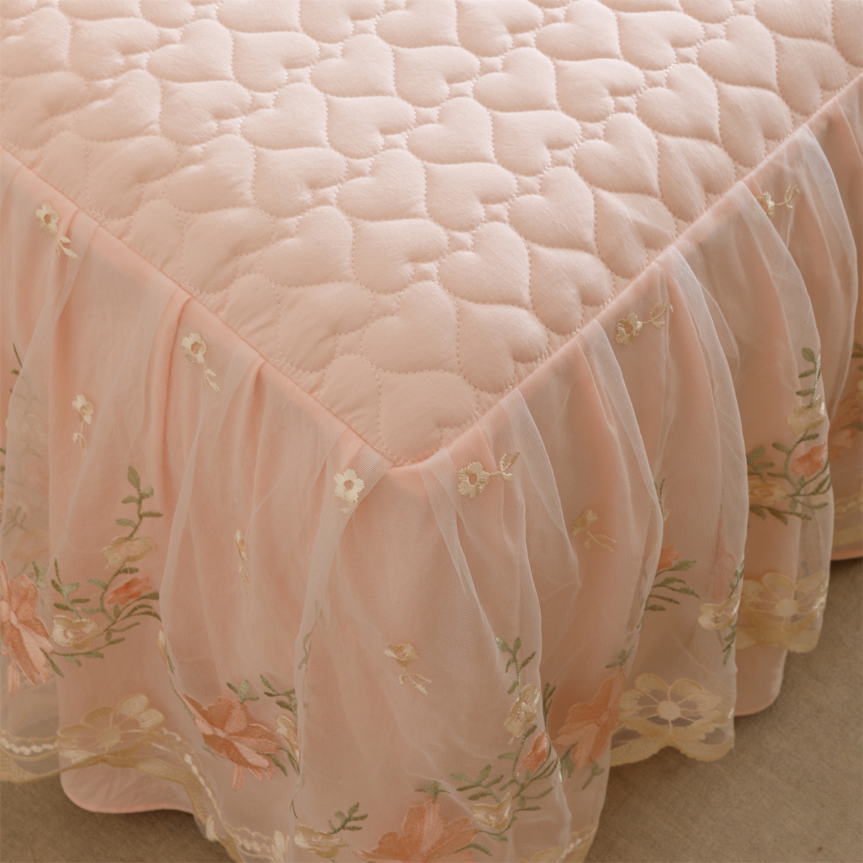 91家纺网 家纺一手货源 找家纺 好儿喜家纺 2025新款A类水洗棉床裙三件套-花恋系列 花恋-浅粉