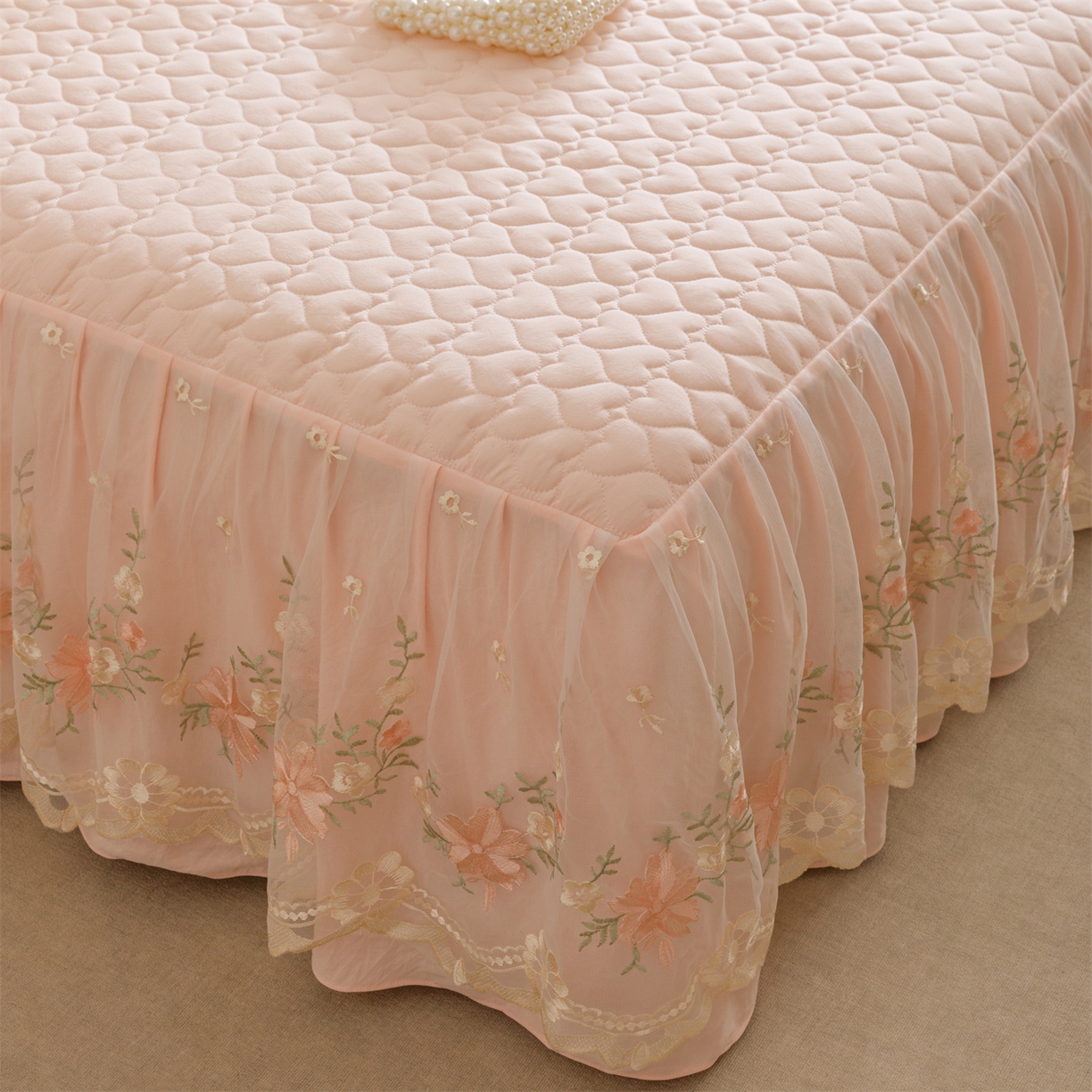 91家纺网 家纺一手货源 找家纺 好儿喜家纺 2025新款A类水洗棉床裙三件套-花恋系列 花恋-浅粉