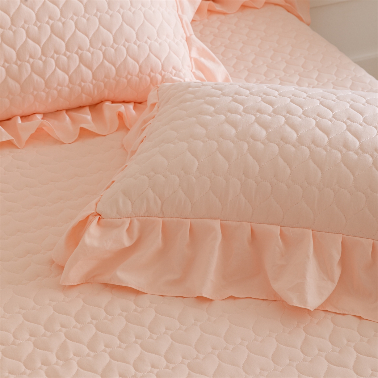 91家纺网 家纺一手货源 找家纺 好儿喜家纺 2025新款A类水洗棉床裙三件套-花恋系列 花恋-浅粉