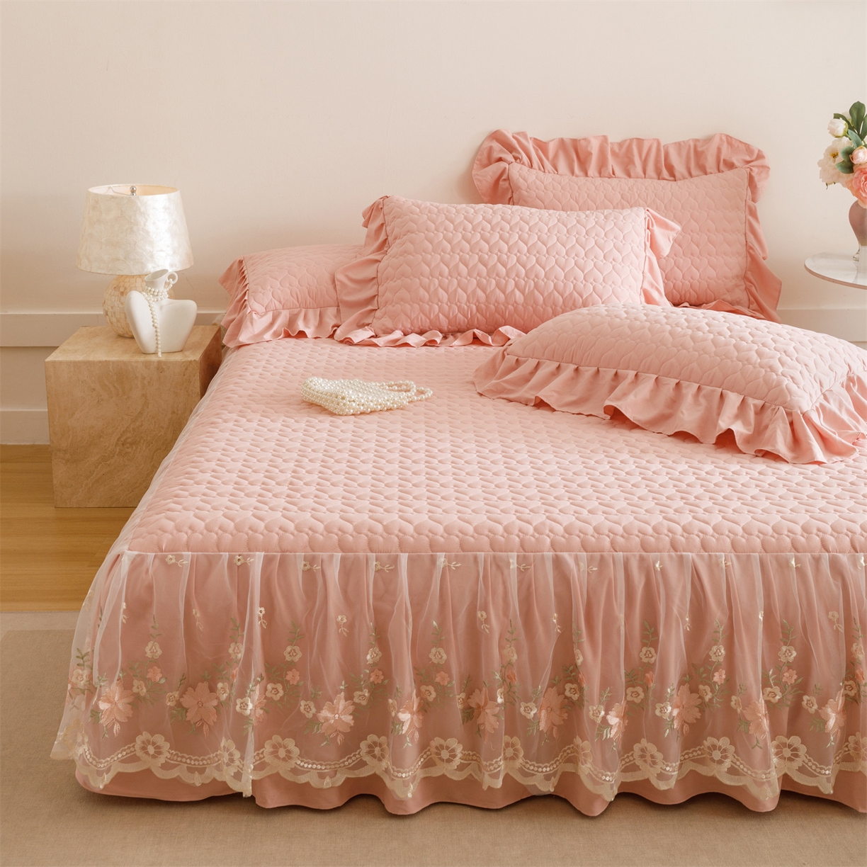 91家纺网 家纺一手货源 找家纺 好儿喜家纺 2025新款A类水洗棉床裙三件套-花恋系列 花恋-豆沙