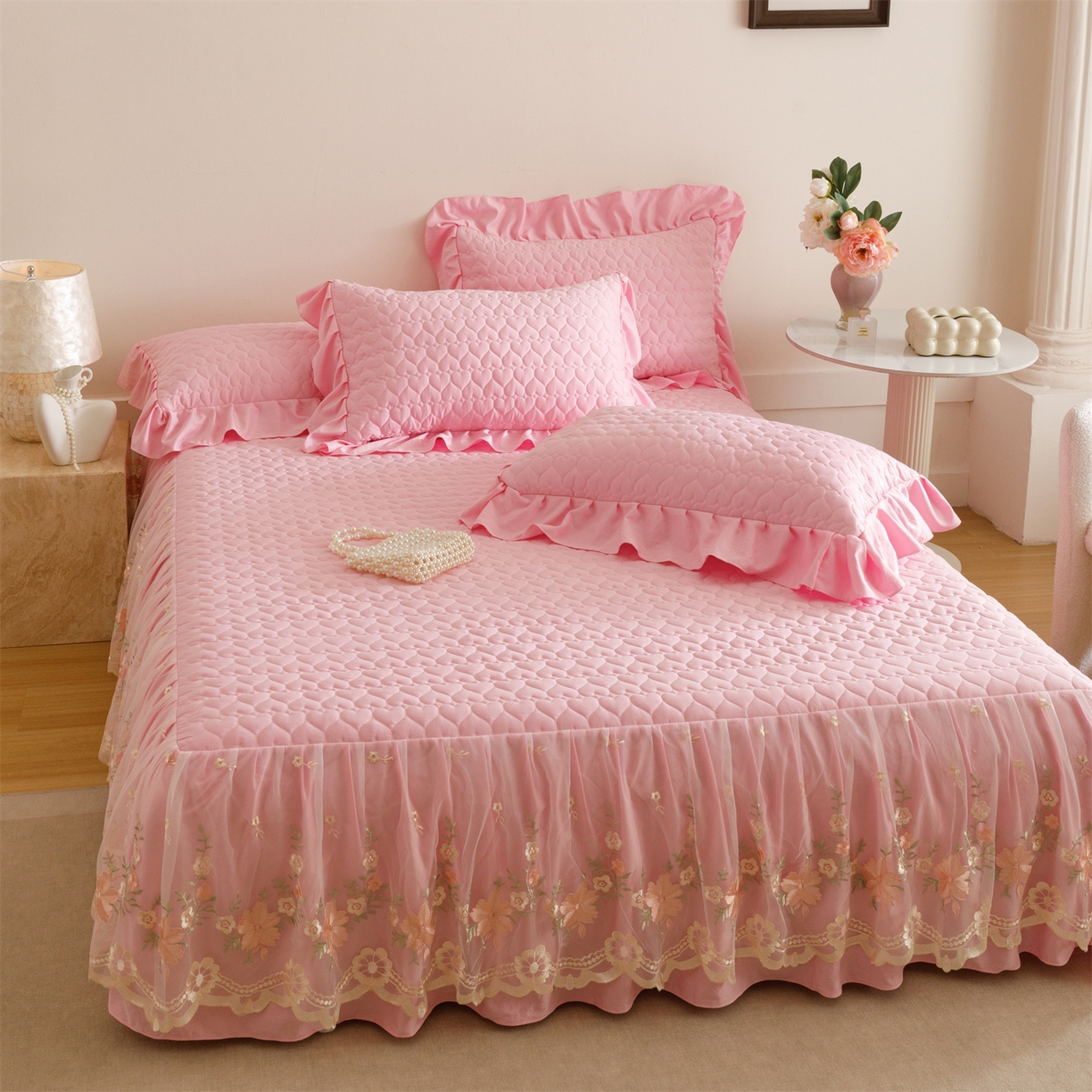 91家纺网 家纺一手货源 找家纺 好儿喜家纺 2025新款A类水洗棉床裙三件套-花恋系列 花恋-粉