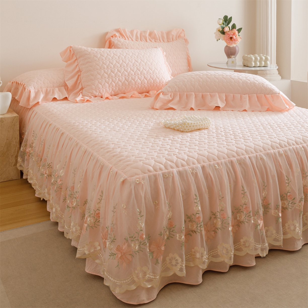 91家纺网 家纺一手货源 找家纺 好儿喜家纺 2025新款A类水洗棉床裙三件套-花恋系列 花恋-浅粉