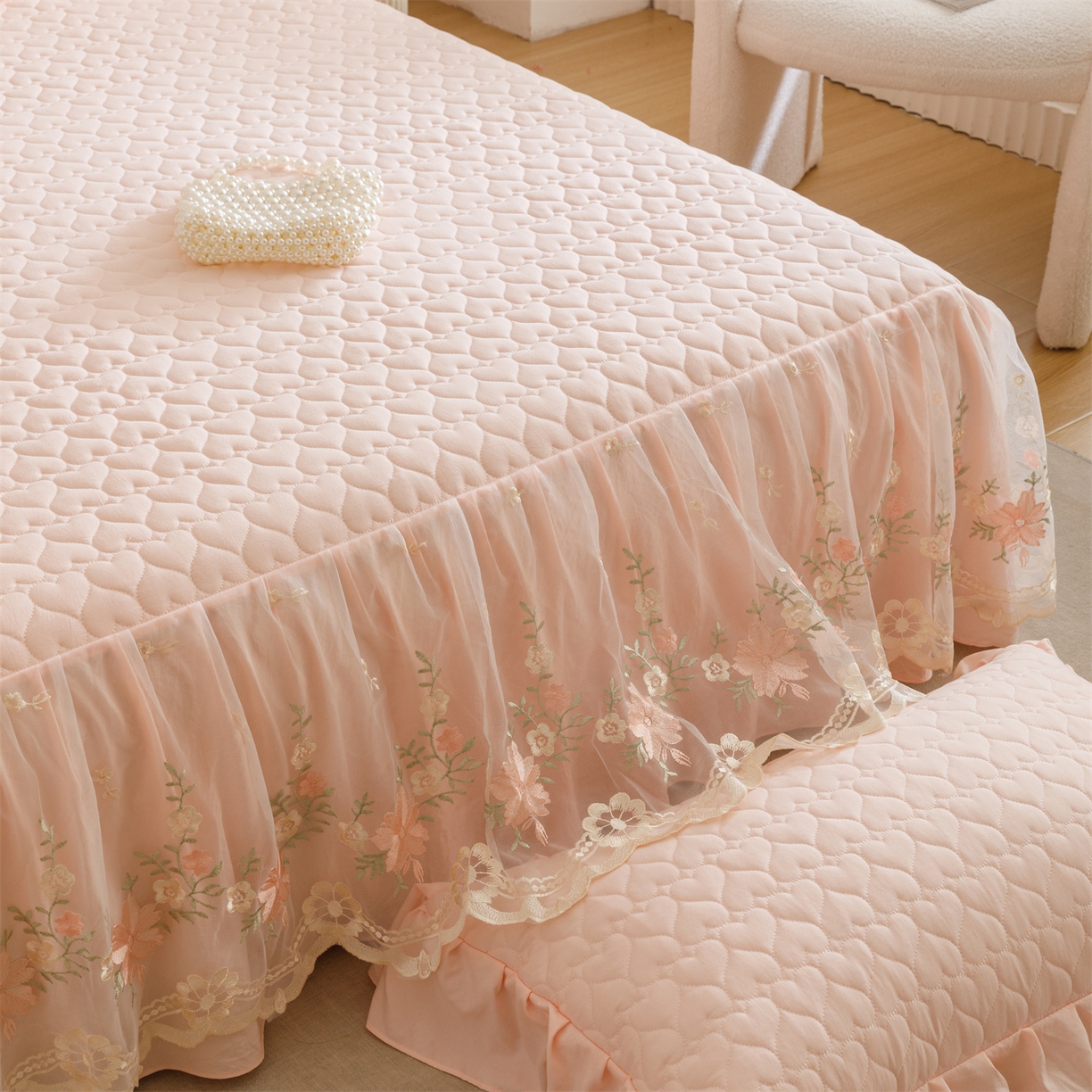 91家纺网 家纺一手货源 找家纺 好儿喜家纺 2025新款A类水洗棉床裙三件套-花恋系列 花恋-浅粉