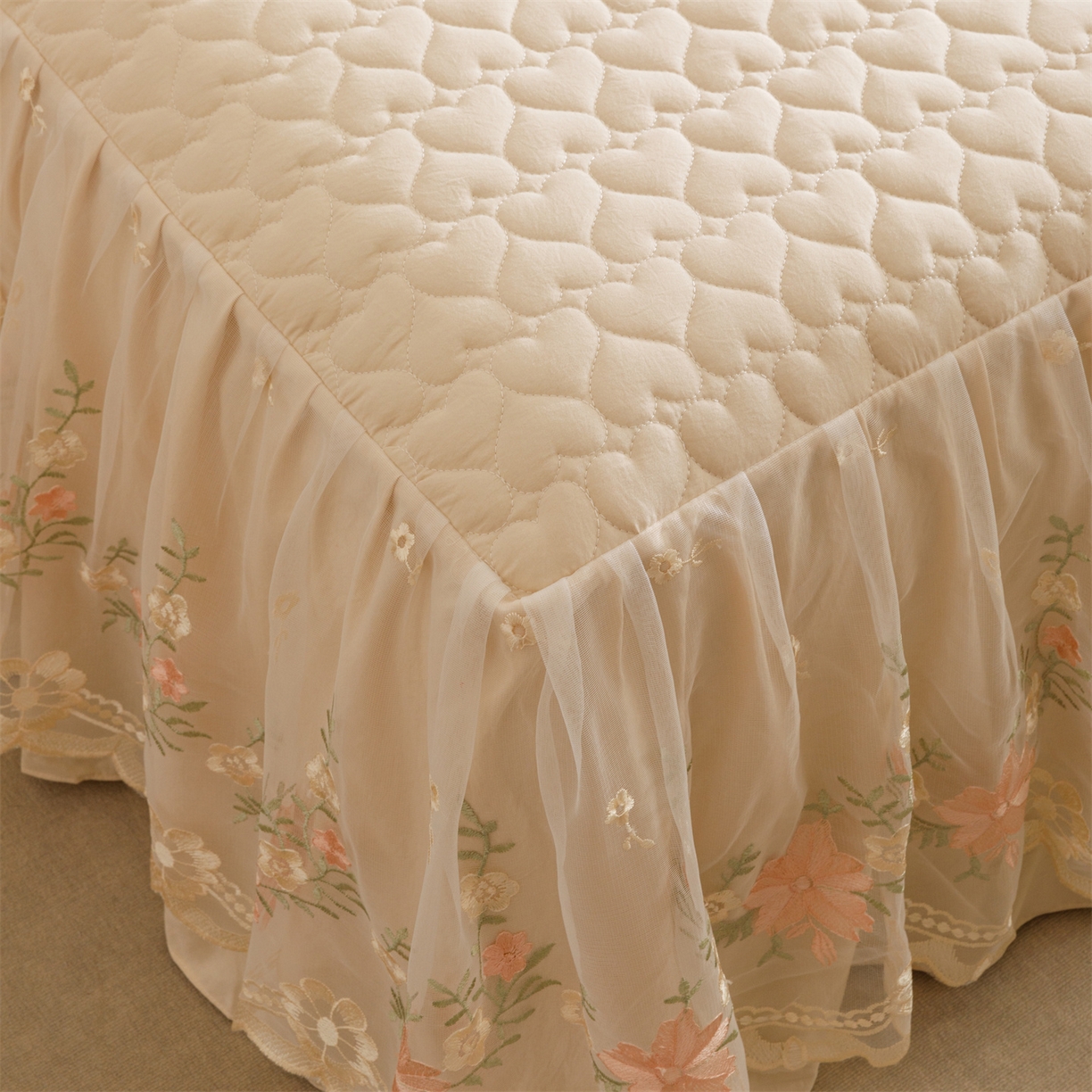 91家纺网 家纺一手货源 找家纺 好儿喜家纺 2025新款A类水洗棉床裙三件套-花恋系列 花恋-香槟