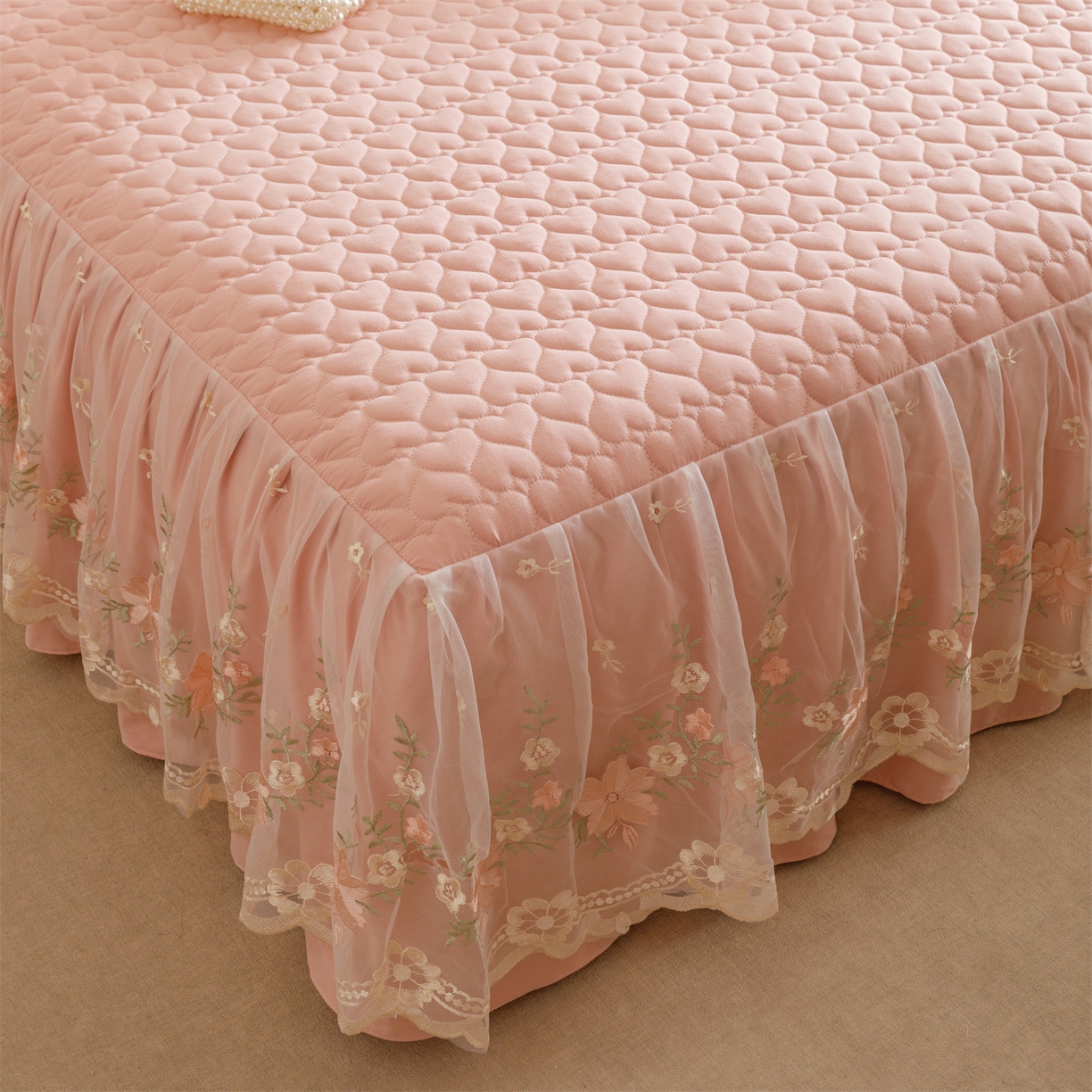 91家纺网 家纺一手货源 找家纺 （总）好儿喜家纺 2025新款A类水洗棉床裙三件套-花恋系列