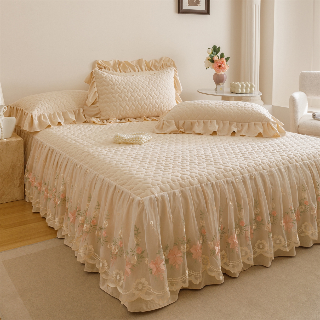 91家纺网 家纺一手货源 找家纺 好儿喜家纺 2025新款A类水洗棉床裙三件套-花恋系列 花恋-香槟