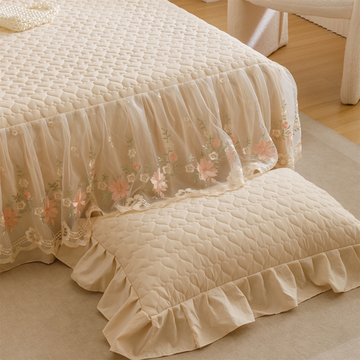 91家纺网 家纺一手货源 找家纺 好儿喜家纺 2025新款A类水洗棉床裙三件套-花恋系列 花恋-香槟