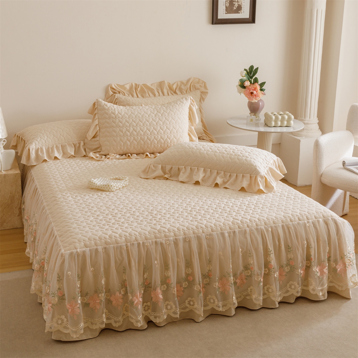 91家纺网 家纺一手货源 找家纺 好儿喜家纺 2025新款A类水洗棉床裙三件套-花恋系列 花恋-香槟