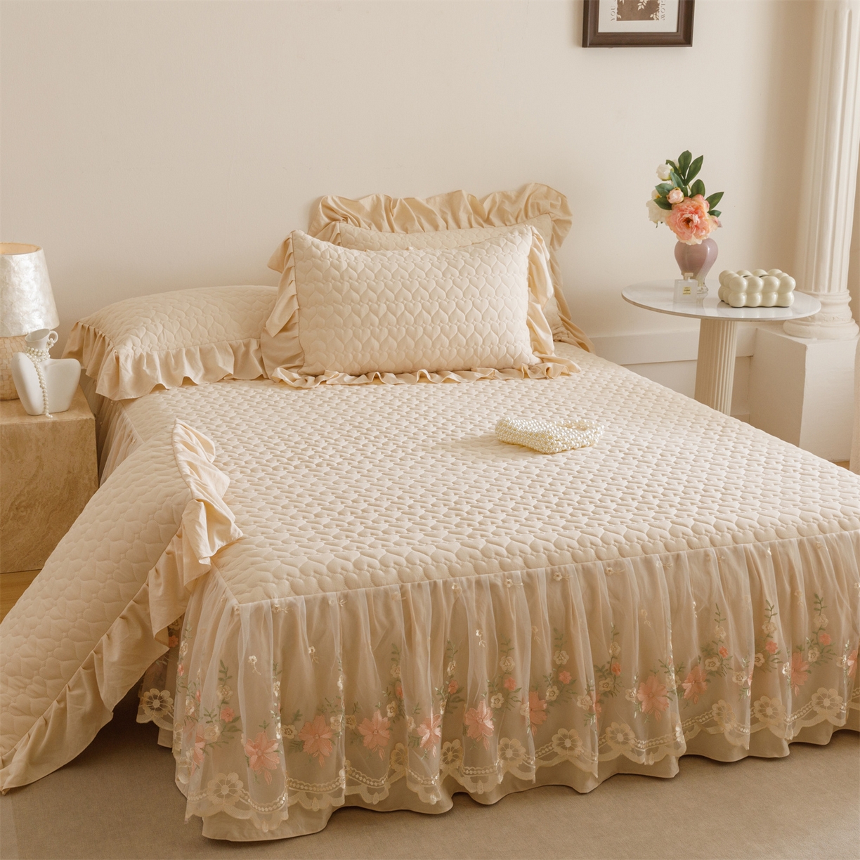 91家纺网 家纺一手货源 找家纺 好儿喜家纺 2025新款A类水洗棉床裙三件套-花恋系列 花恋-香槟