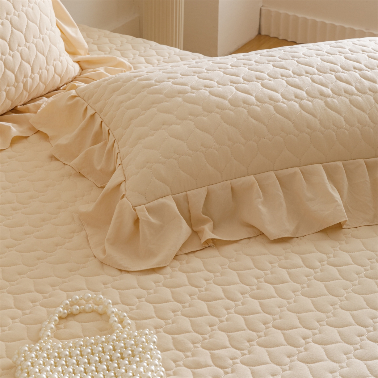 91家纺网 家纺一手货源 找家纺 好儿喜家纺 2025新款A类水洗棉床裙三件套-花恋系列 花恋-香槟