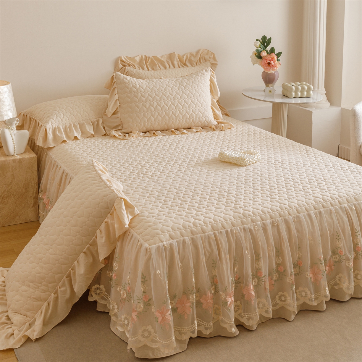 91家纺网 家纺一手货源 找家纺 好儿喜家纺 2025新款A类水洗棉床裙三件套-花恋系列 花恋-香槟