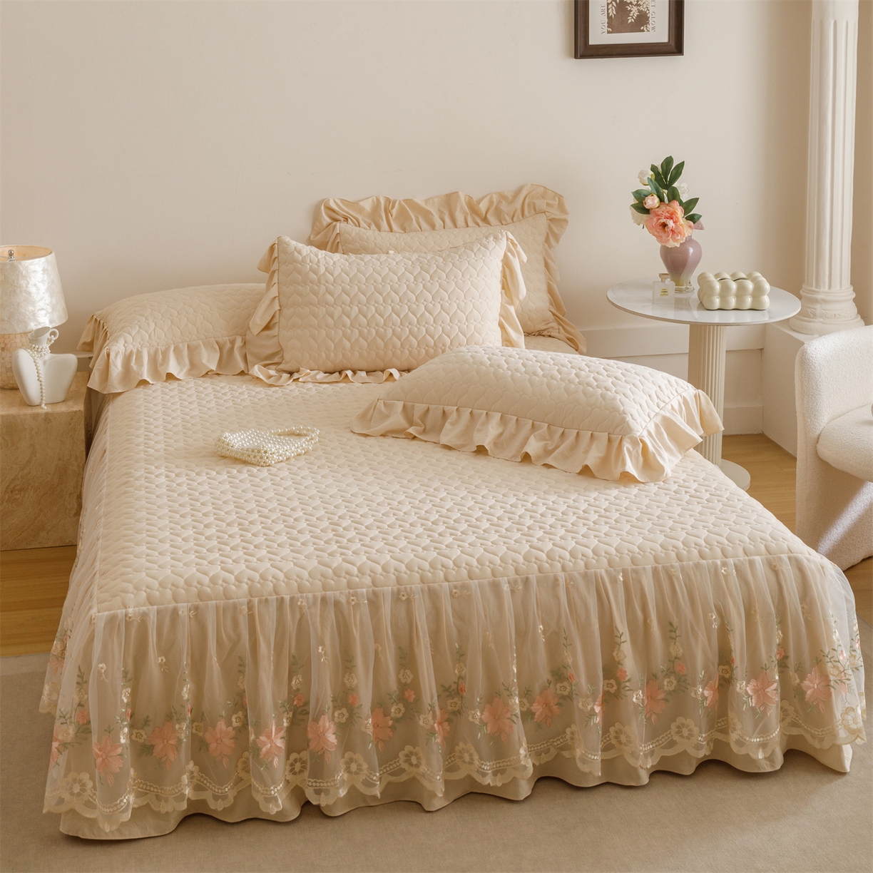 91家纺网 家纺一手货源 找家纺 好儿喜家纺 2025新款A类水洗棉床裙三件套-花恋系列 花恋-香槟