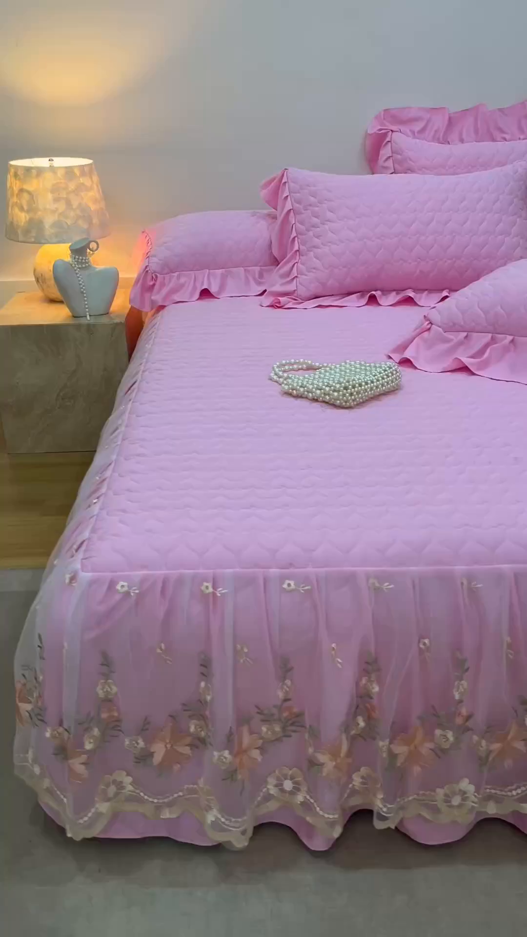 91家纺网 家纺一手货源 找家纺 好儿喜家纺 2025新款A类水洗棉床裙三件套-花恋系列 花恋-粉