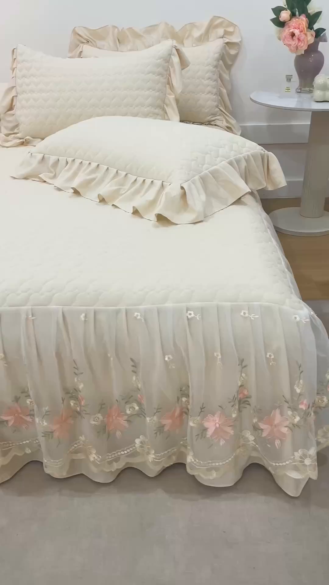 91家纺网 家纺一手货源 找家纺 好儿喜家纺 2025新款A类水洗棉床裙三件套-花恋系列 花恋-香槟