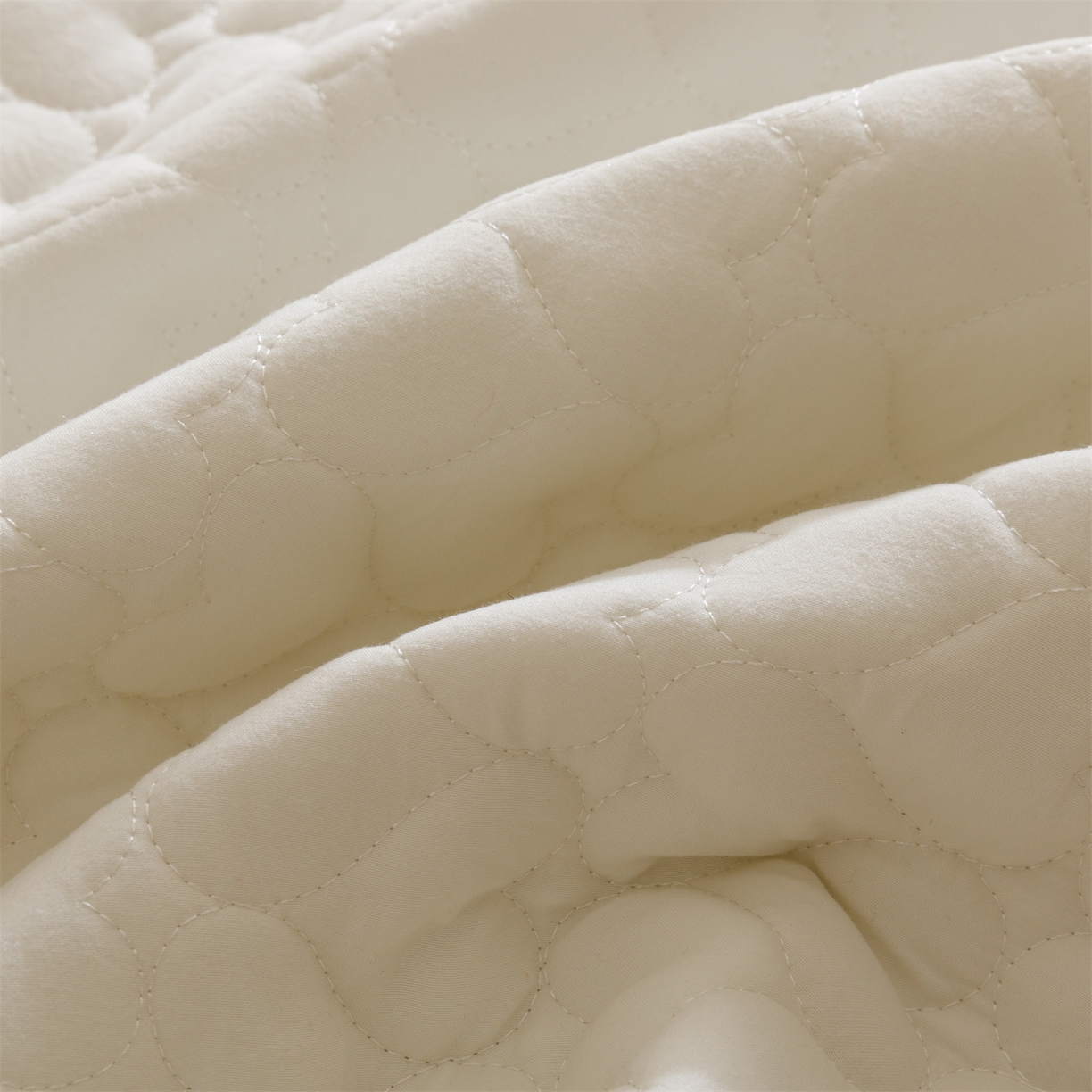 91家纺网 家纺一手货源 找家纺 好儿喜家纺 2025新款A类水洗棉床裙三件套-花恋系列 花恋-奶白