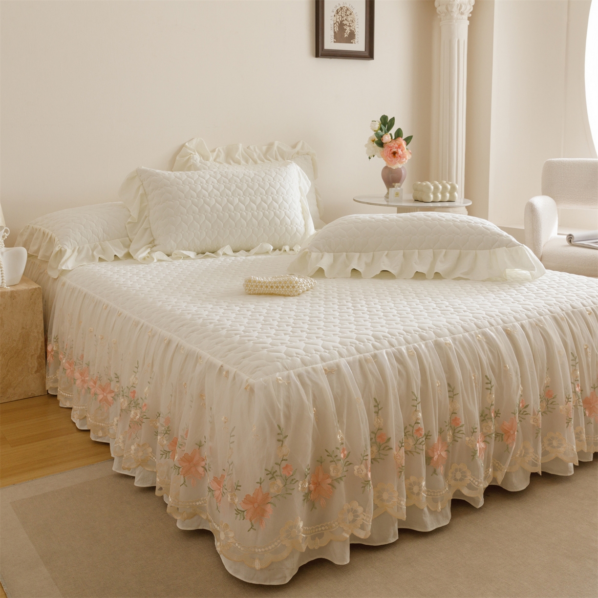 91家纺网 家纺一手货源 找家纺 好儿喜家纺 2025新款A类水洗棉床裙三件套-花恋系列 花恋-奶白