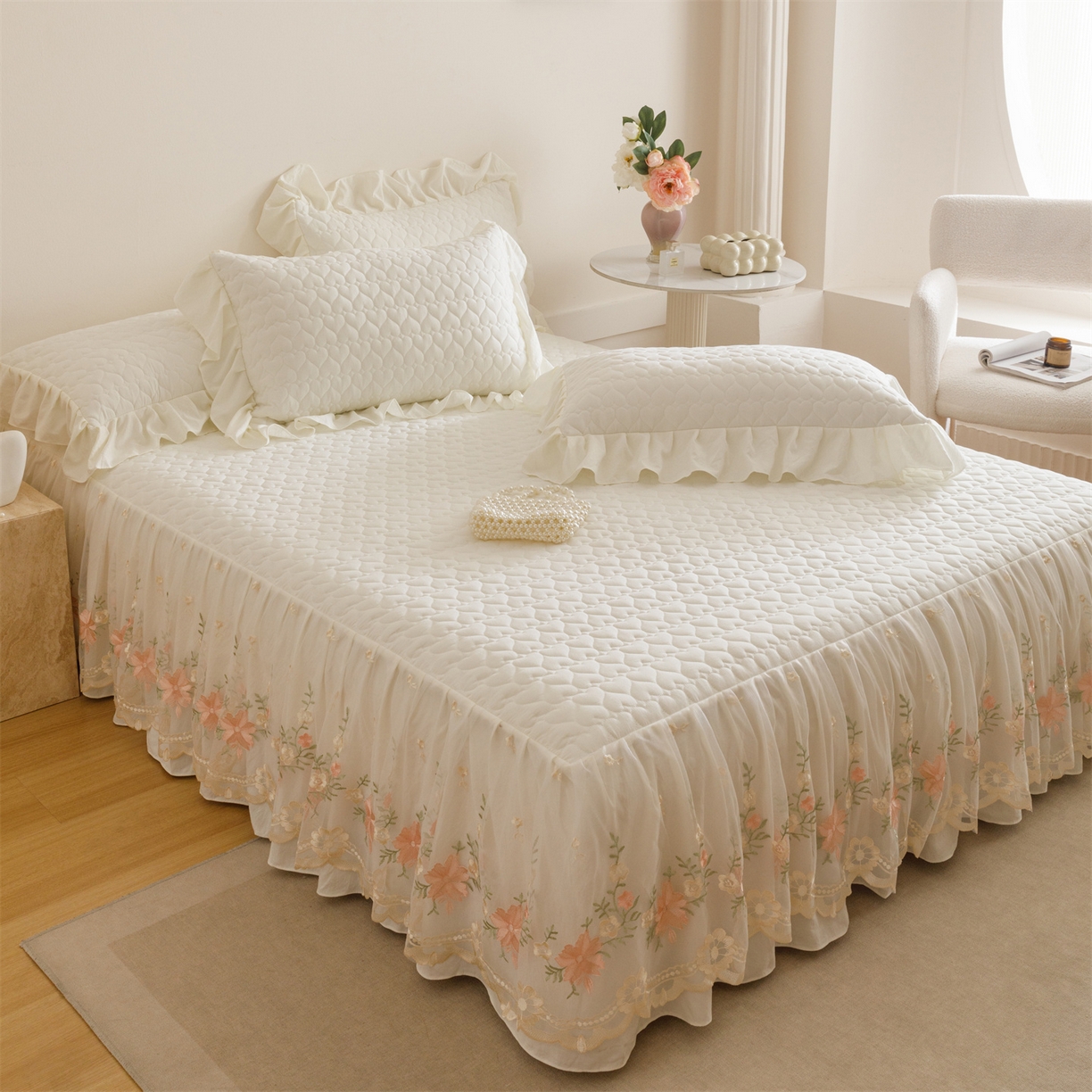 91家纺网 家纺一手货源 找家纺 好儿喜家纺 2025新款A类水洗棉床裙三件套-花恋系列 花恋-奶白