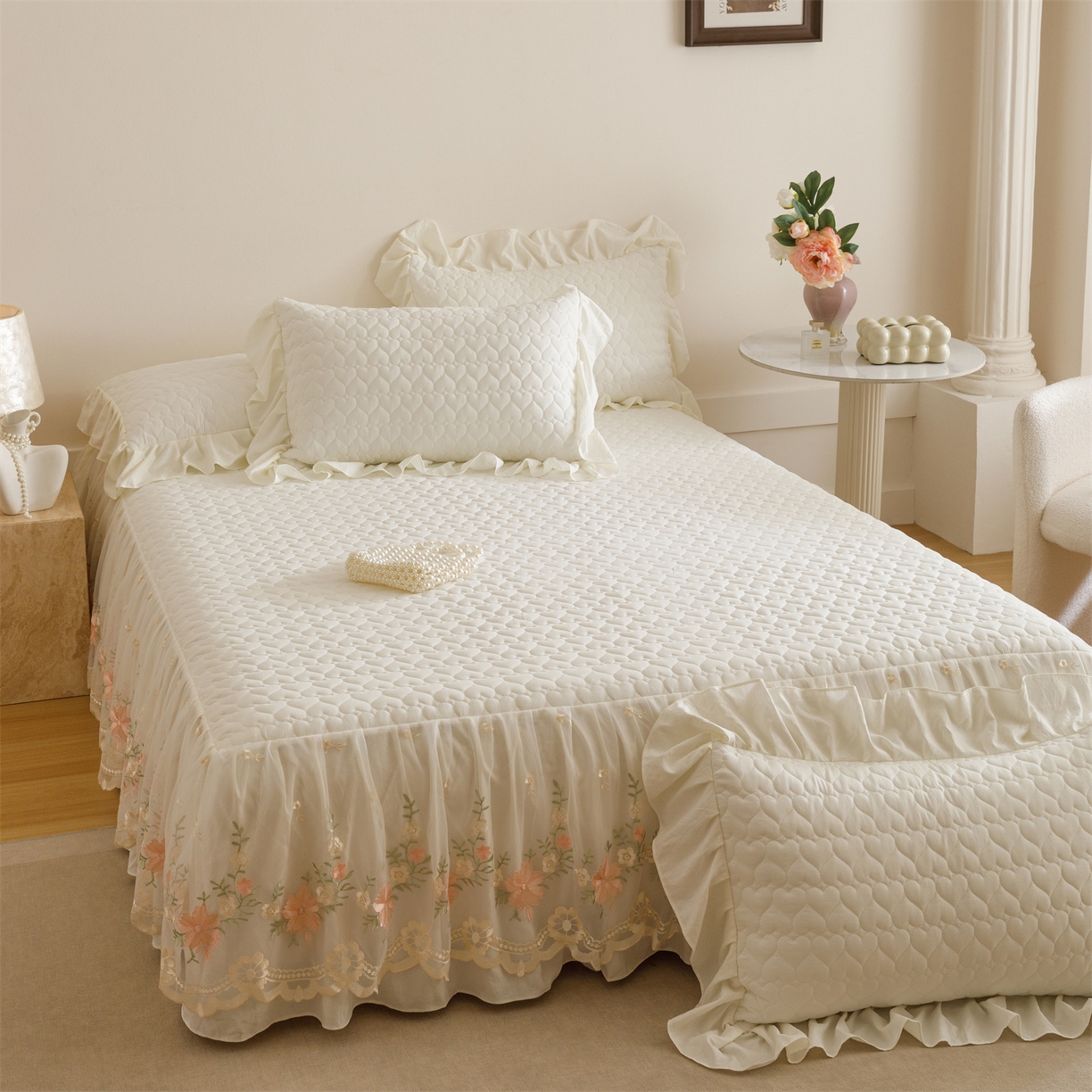 91家纺网 家纺一手货源 找家纺 好儿喜家纺 2025新款A类水洗棉床裙三件套-花恋系列 花恋-奶白