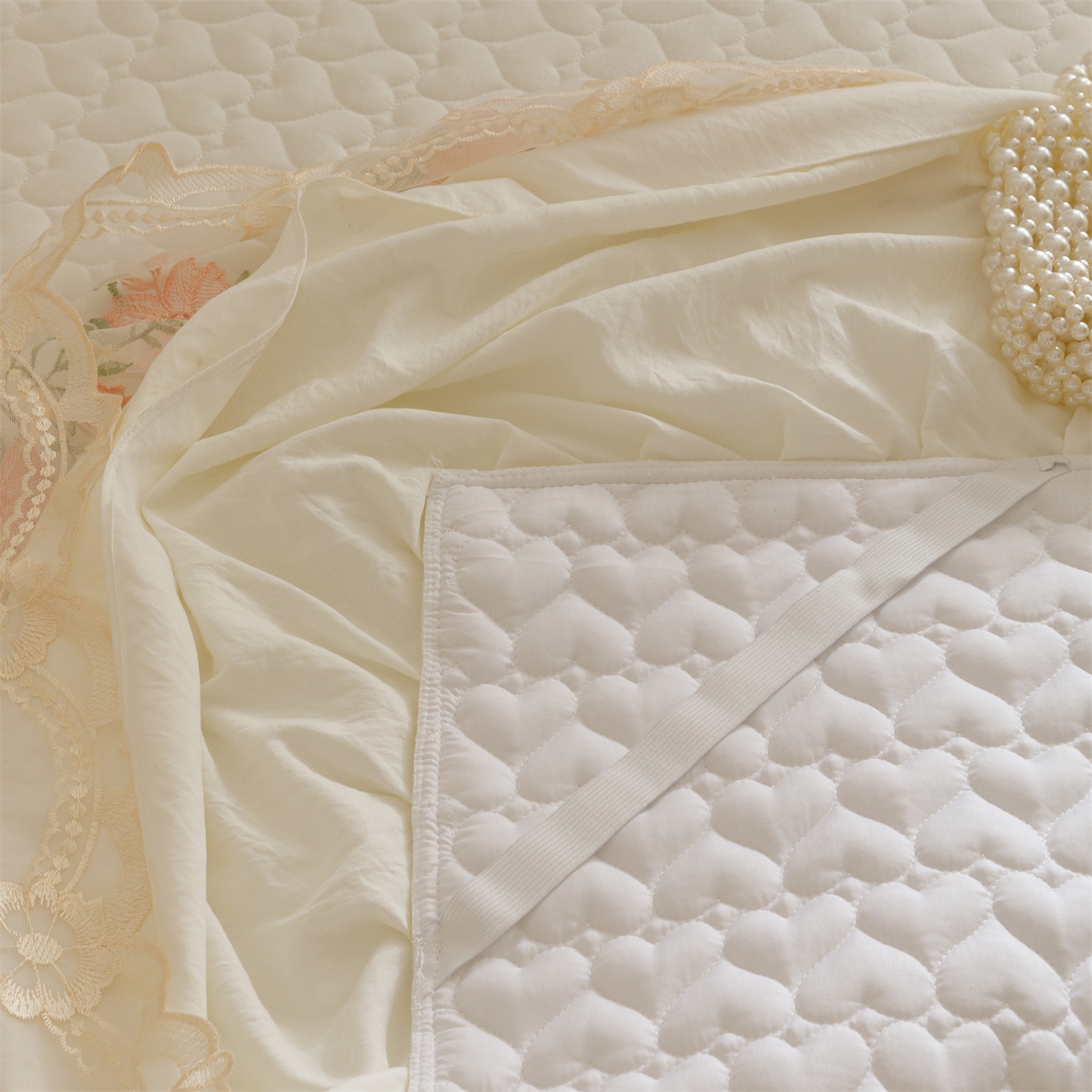 91家纺网 家纺一手货源 找家纺 好儿喜家纺 2025新款A类水洗棉床裙三件套-花恋系列 花恋-奶白