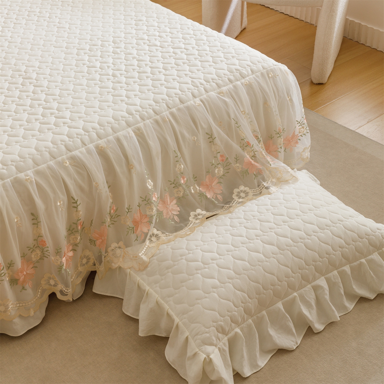 91家纺网 家纺一手货源 找家纺 好儿喜家纺 2025新款A类水洗棉床裙三件套-花恋系列 花恋-奶白