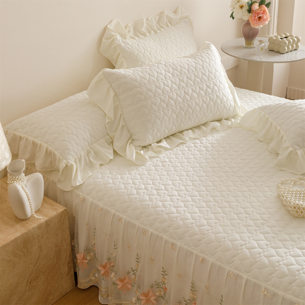 91家纺网 家纺一手货源 找家纺 好儿喜家纺 2025新款A类水洗棉床裙三件套-花恋系列 花恋-奶白