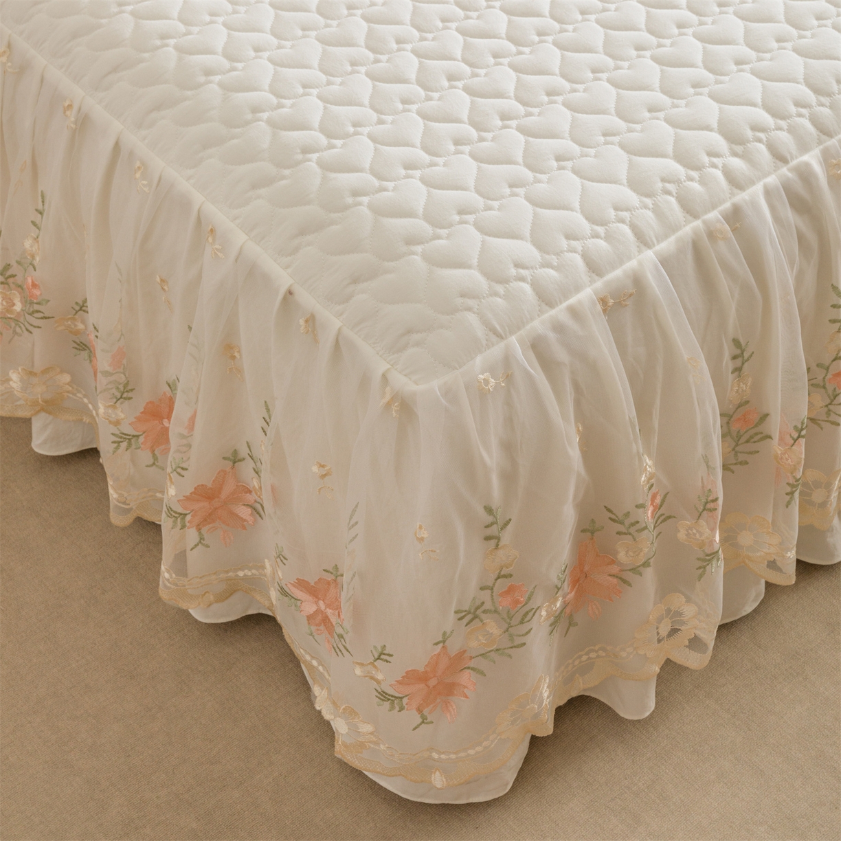 91家纺网 家纺一手货源 找家纺 好儿喜家纺 2025新款A类水洗棉床裙三件套-花恋系列 花恋-奶白