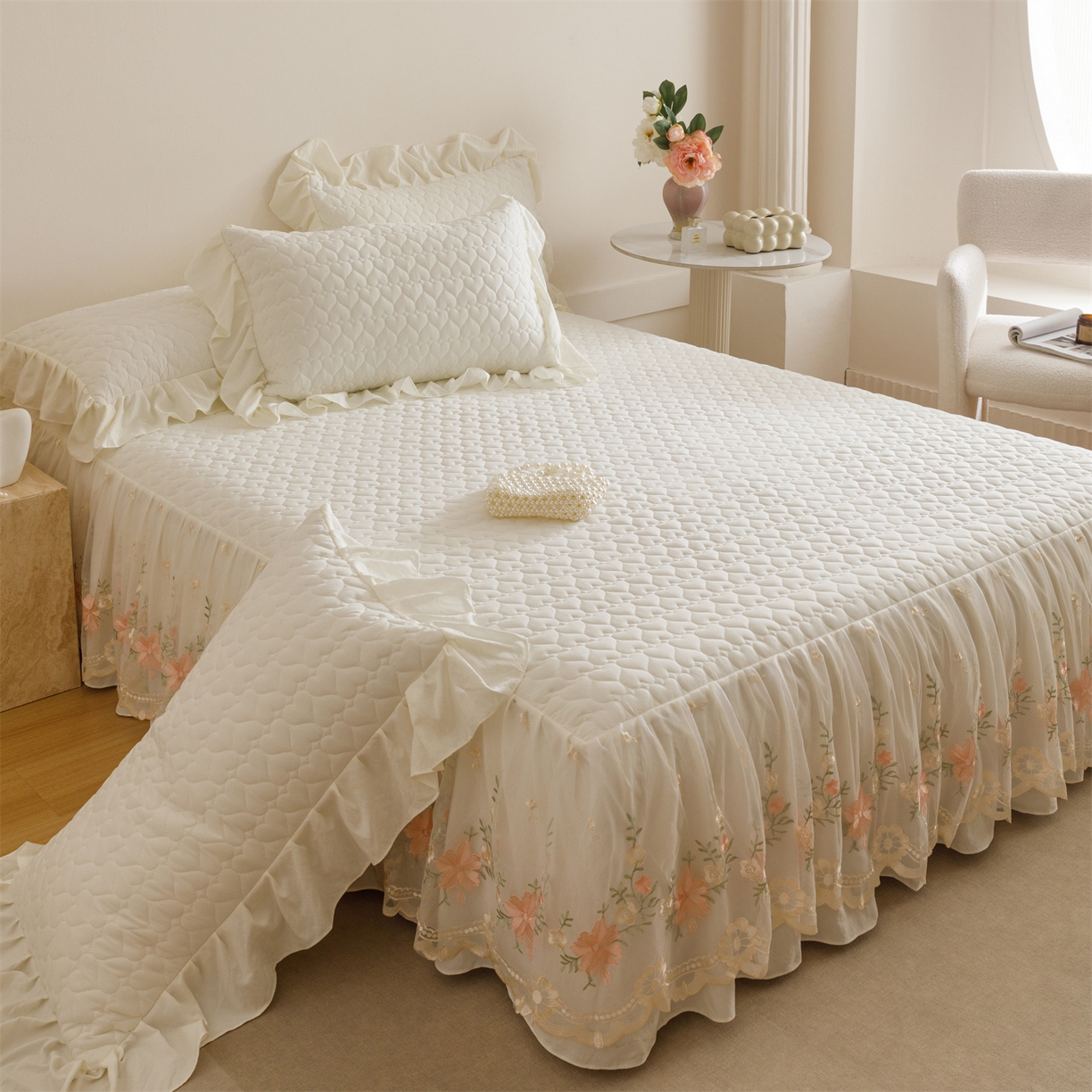 91家纺网 家纺一手货源 找家纺 好儿喜家纺 2025新款A类水洗棉床裙三件套-花恋系列 花恋-奶白