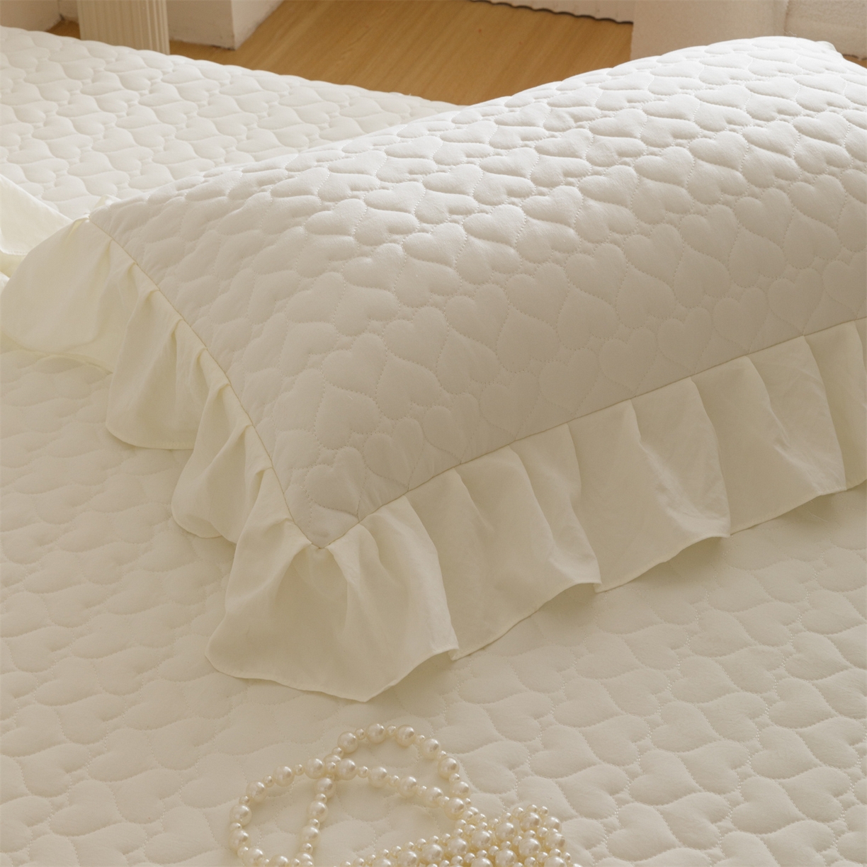 91家纺网 家纺一手货源 找家纺 好儿喜家纺 2025新款A类水洗棉床裙三件套-花恋系列 花恋-奶白