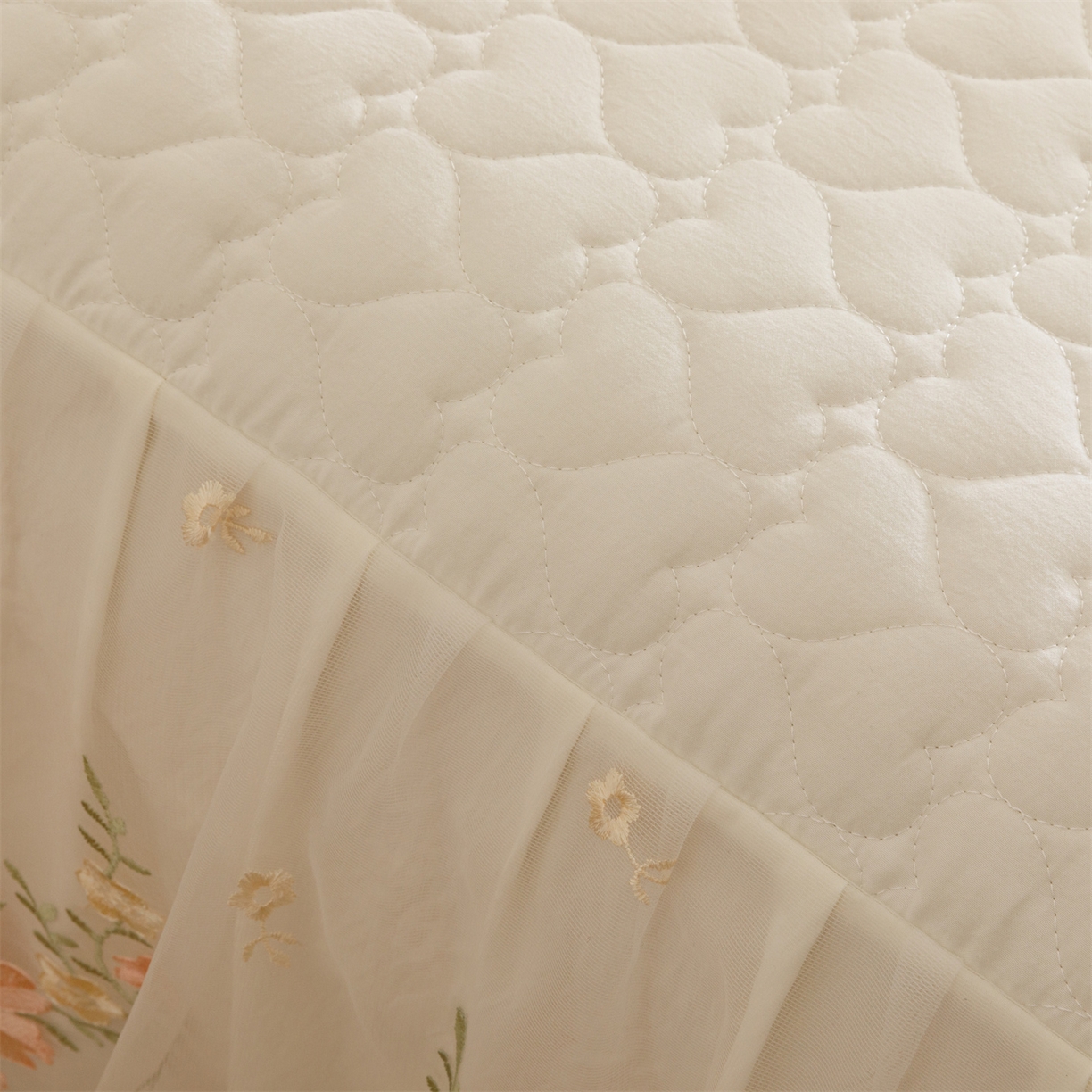 91家纺网 家纺一手货源 找家纺 好儿喜家纺 2025新款A类水洗棉床裙三件套-花恋系列 花恋-奶白