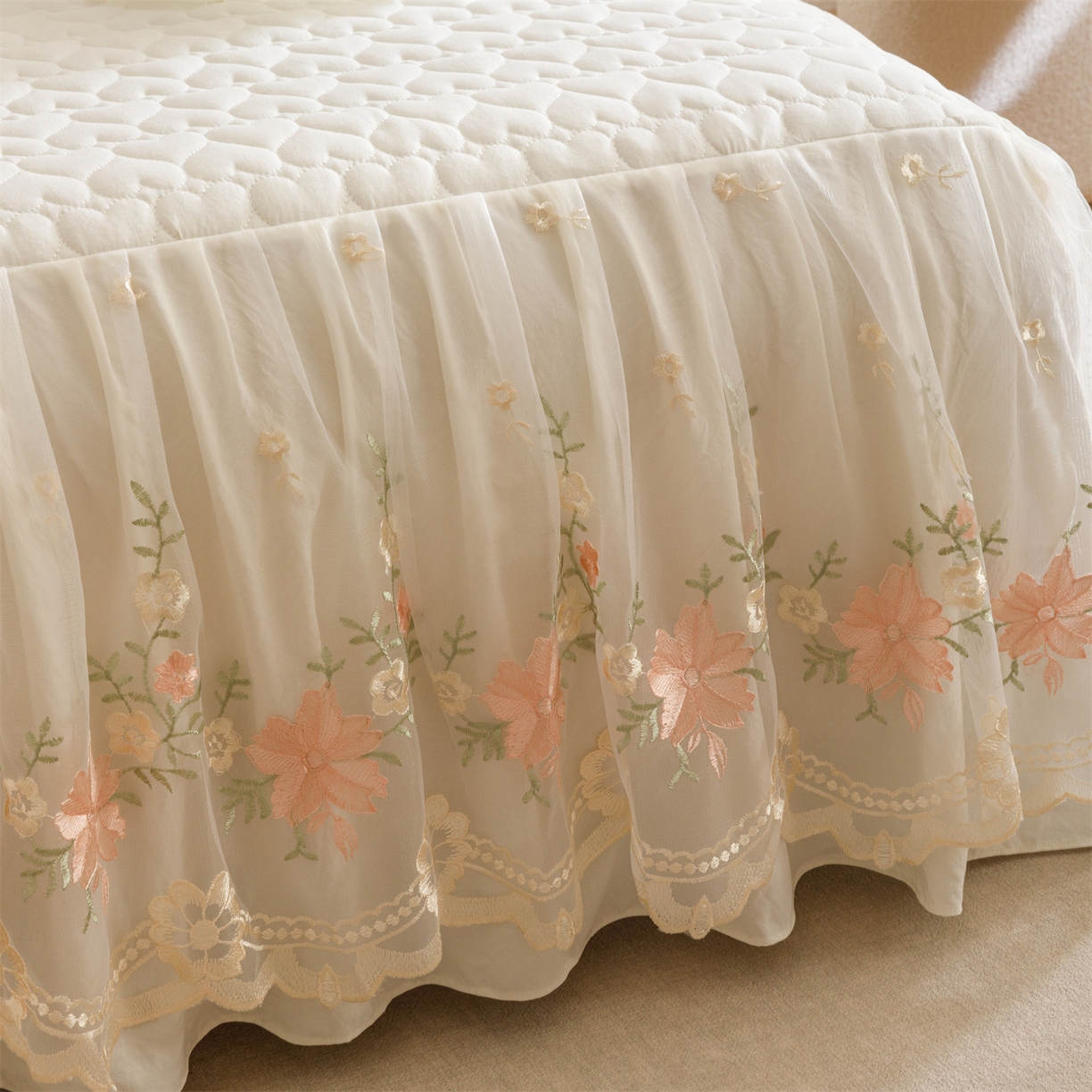 91家纺网 家纺一手货源 找家纺 好儿喜家纺 2025新款A类水洗棉床裙三件套-花恋系列 花恋-奶白