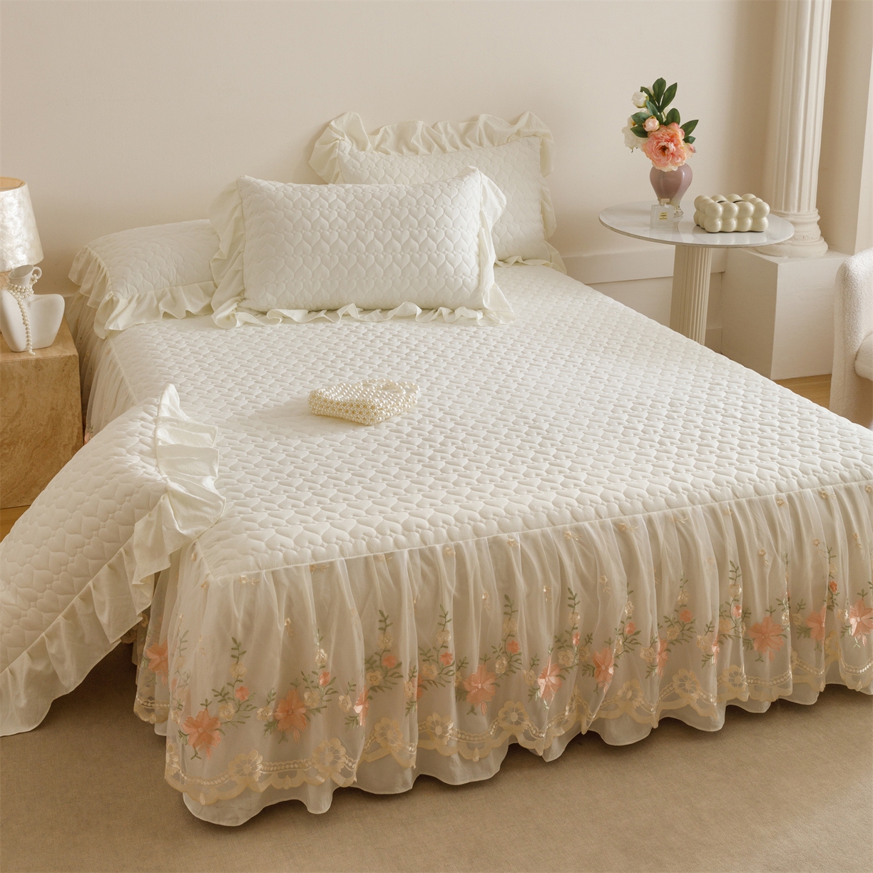 91家纺网 家纺一手货源 找家纺 好儿喜家纺 2025新款A类水洗棉床裙三件套-花恋系列 花恋-奶白