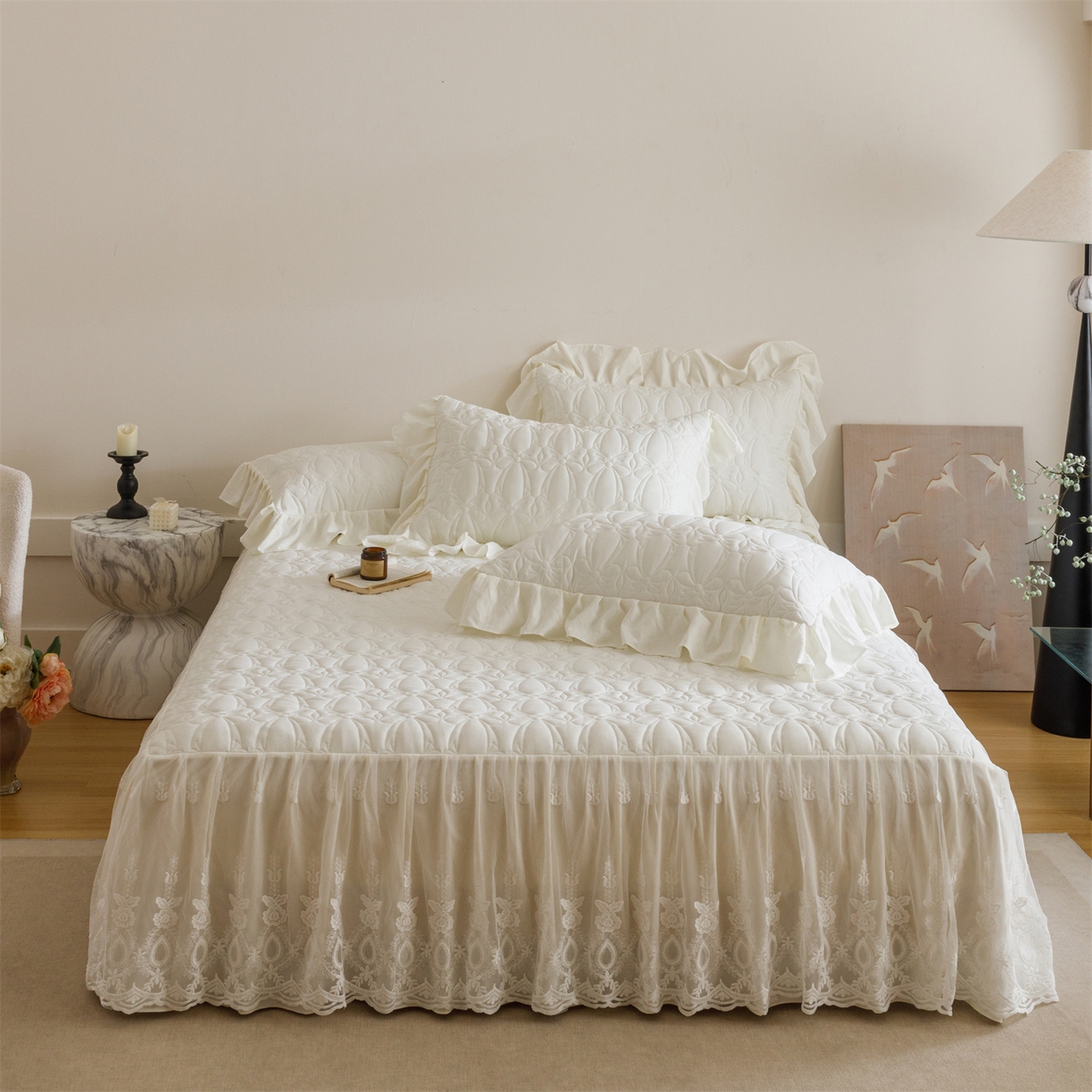 91家纺网 家纺一手货源 找家纺 好儿喜家纺 2025新款A类水洗棉床裙三件套-梦语系列 梦语-奶白