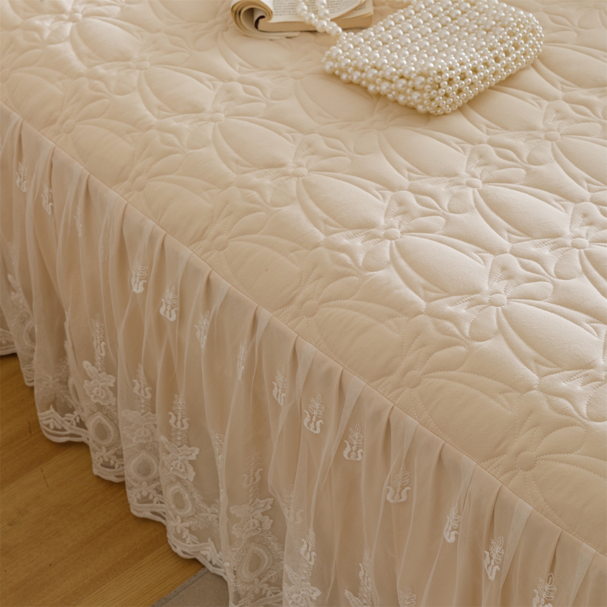 91家纺网 家纺一手货源 找家纺 好儿喜家纺 2025新款A类水洗棉床裙三件套-梦语系列 梦语-香槟