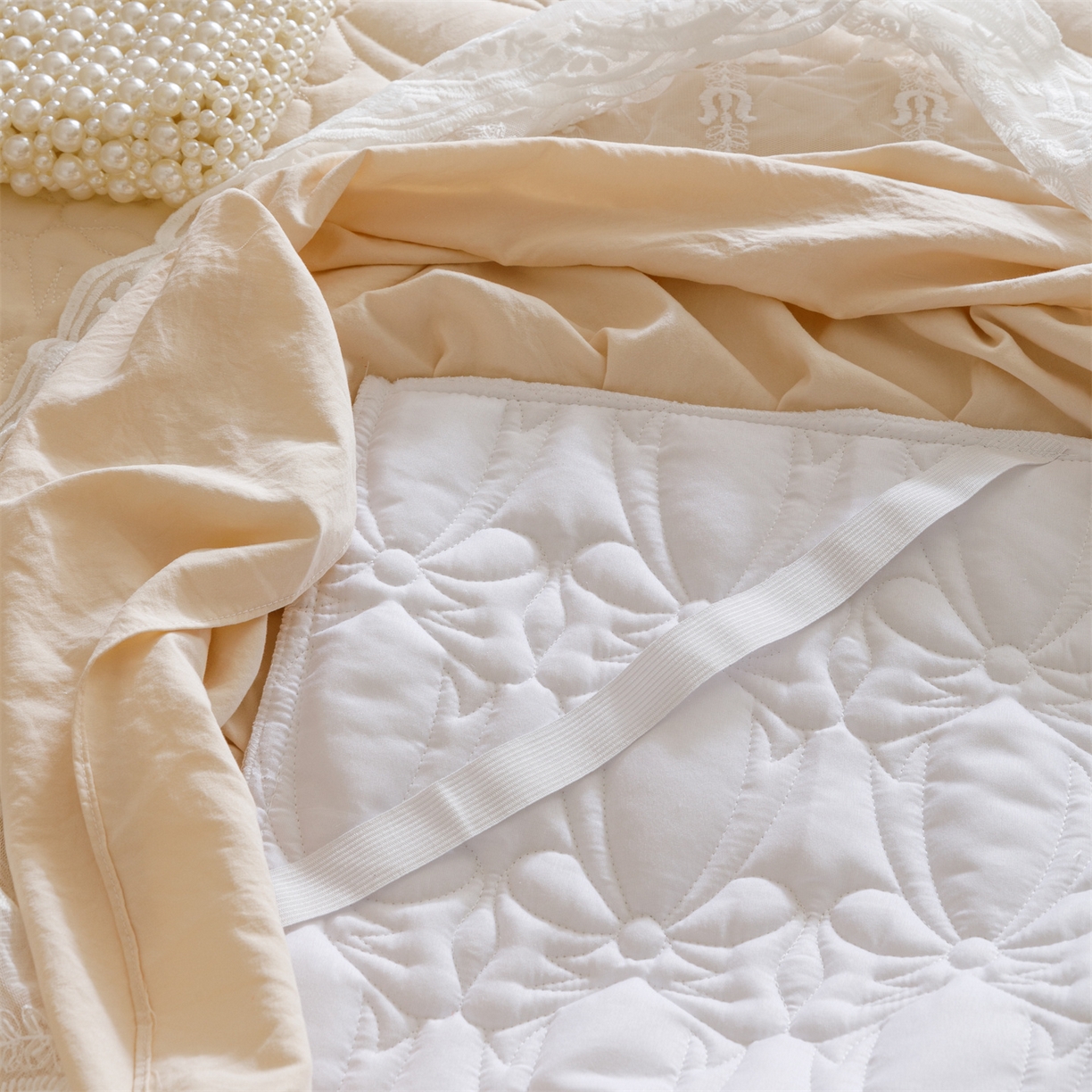 91家纺网 家纺一手货源 找家纺 好儿喜家纺 2025新款A类水洗棉床裙三件套-梦语系列 梦语-香槟