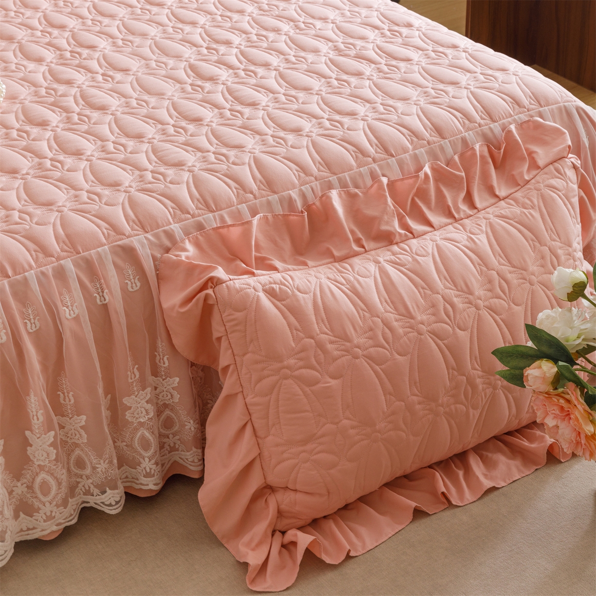 91家纺网 家纺一手货源 找家纺 好儿喜家纺 2025新款A类水洗棉床裙三件套-梦语系列 梦语-豆沙