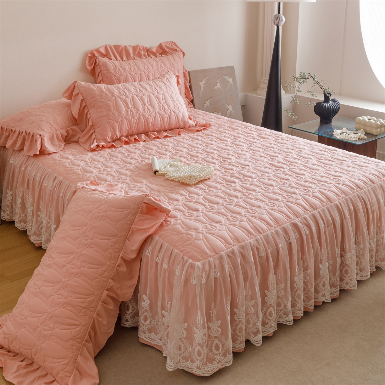 91家纺网 家纺一手货源 找家纺 好儿喜家纺 2025新款A类水洗棉床裙三件套-梦语系列 梦语-豆沙