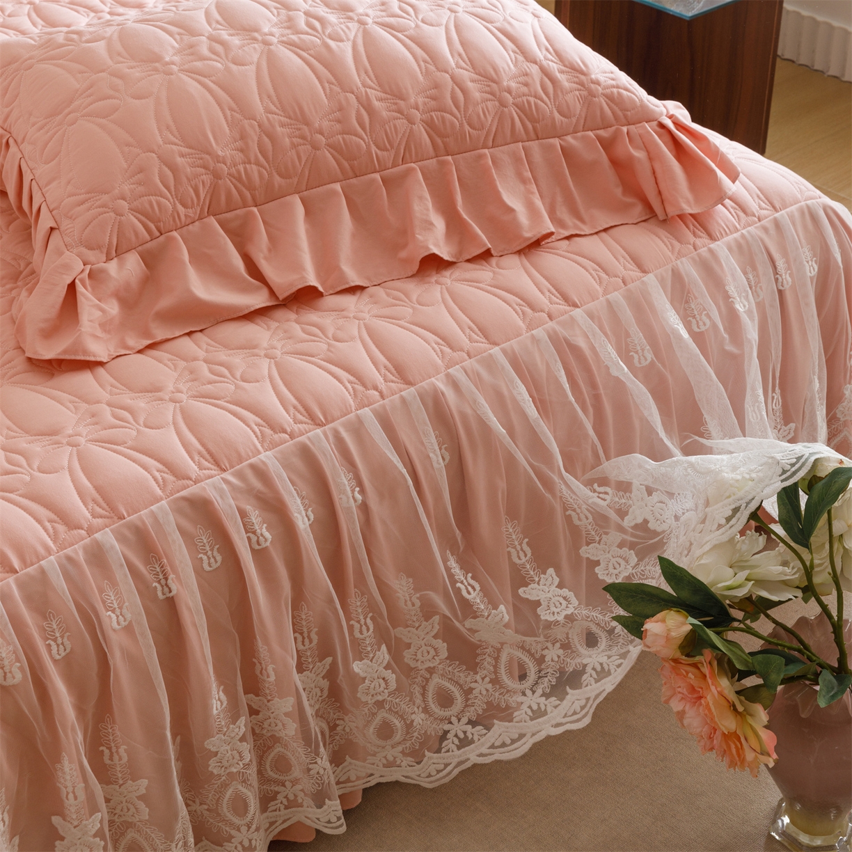 91家纺网 家纺一手货源 找家纺 好儿喜家纺 2025新款A类水洗棉床裙三件套-梦语系列 梦语-豆沙