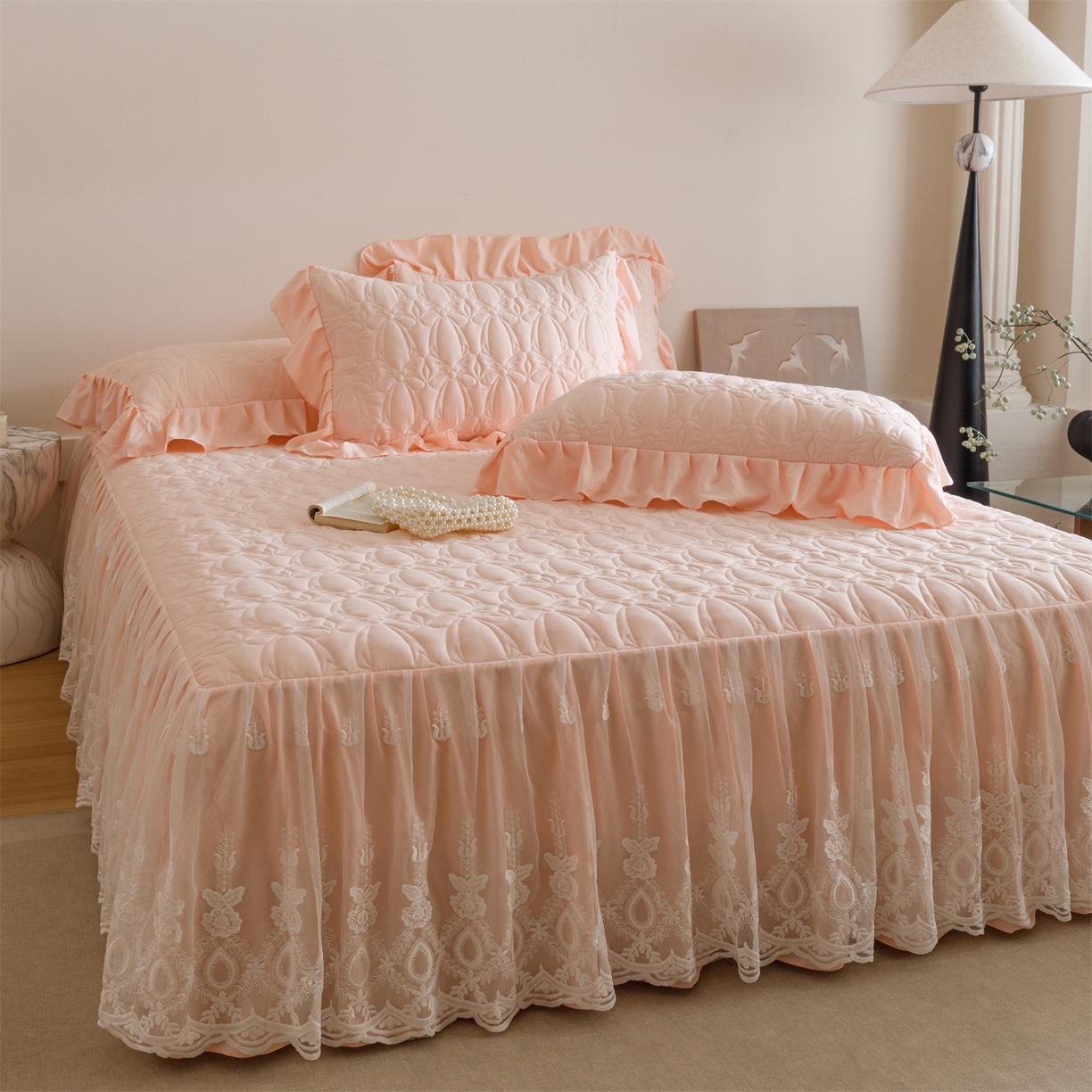 91家纺网 家纺一手货源 找家纺 好儿喜家纺 2025新款A类水洗棉床裙三件套-梦语系列 梦语-浅粉