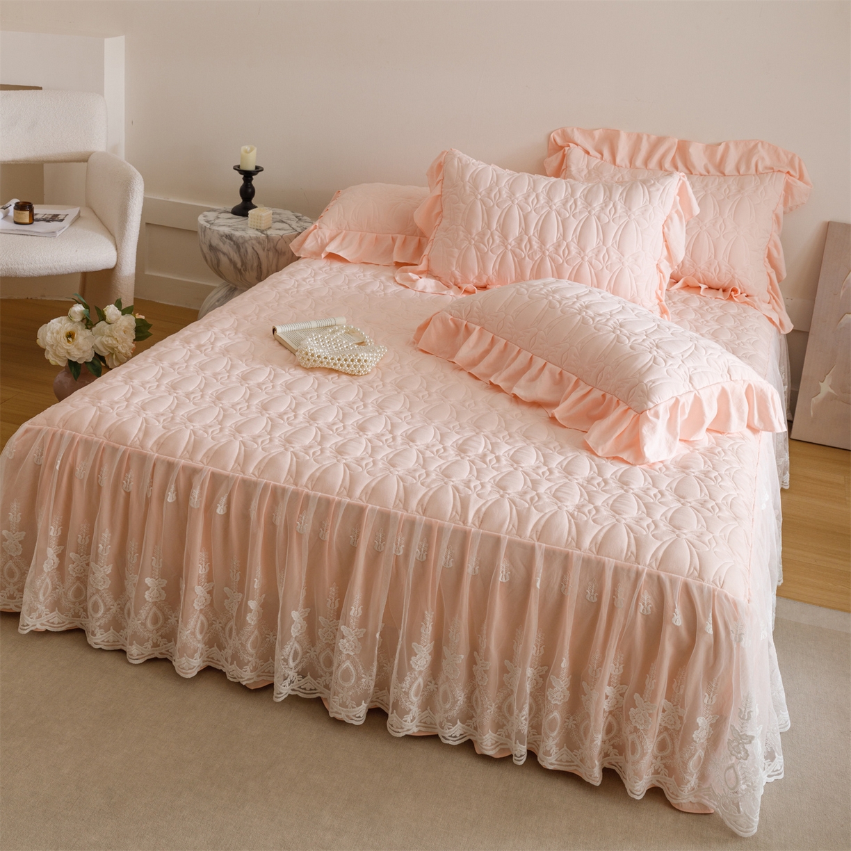 91家纺网 家纺一手货源 找家纺 好儿喜家纺 2025新款A类水洗棉床裙三件套-梦语系列 梦语-浅粉