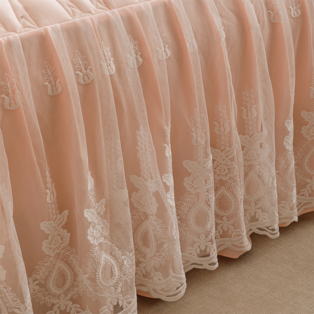 91家纺网 家纺一手货源 找家纺 好儿喜家纺 2025新款A类水洗棉床裙三件套-梦语系列 梦语-浅粉