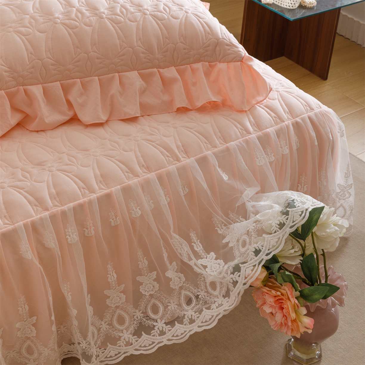 91家纺网 家纺一手货源 找家纺 好儿喜家纺 2025新款A类水洗棉床裙三件套-梦语系列 梦语-浅粉