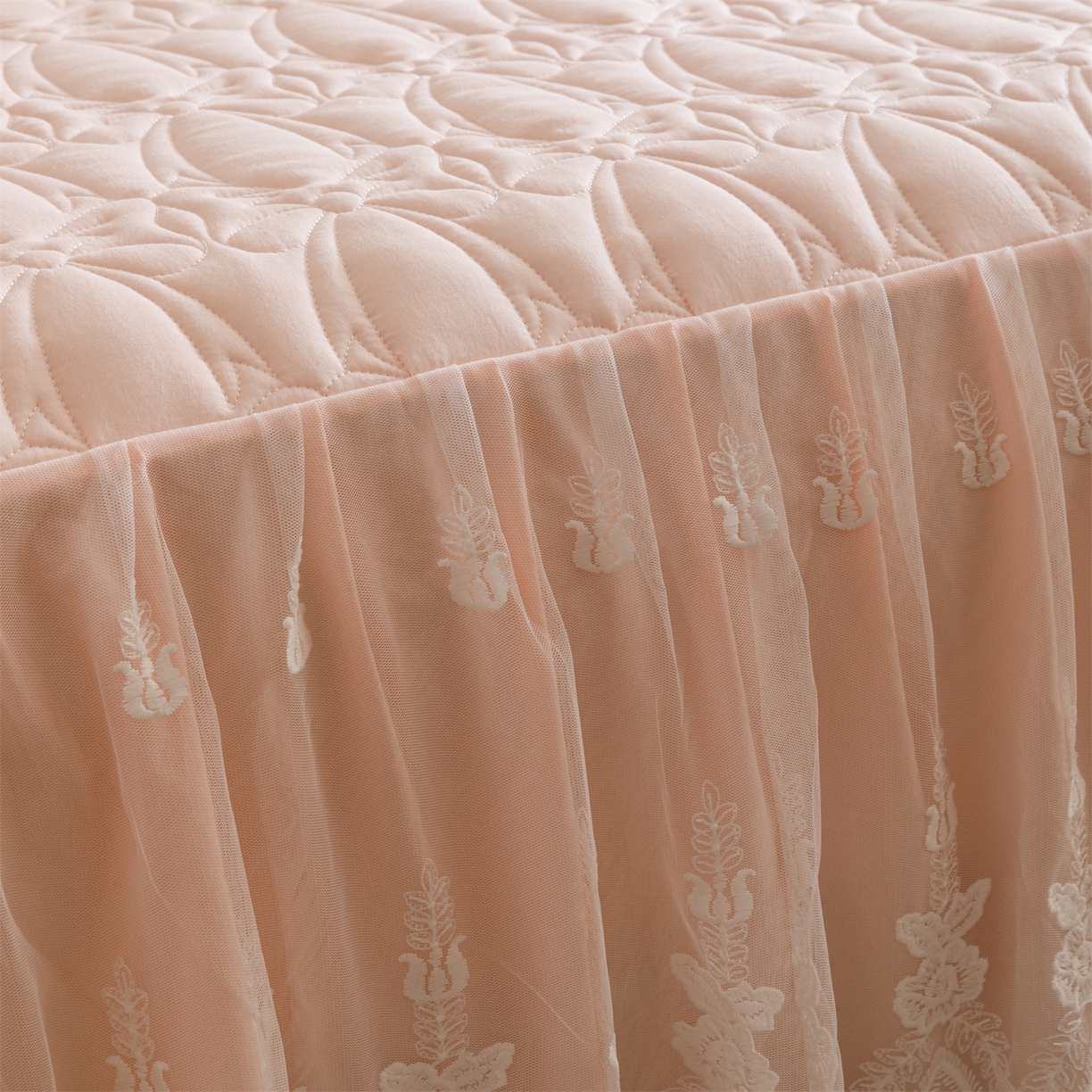 91家纺网 家纺一手货源 找家纺 好儿喜家纺 2025新款A类水洗棉床裙三件套-梦语系列 梦语-浅粉