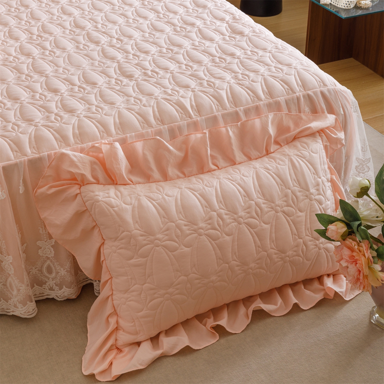 91家纺网 家纺一手货源 找家纺 好儿喜家纺 2025新款A类水洗棉床裙三件套-梦语系列 梦语-浅粉