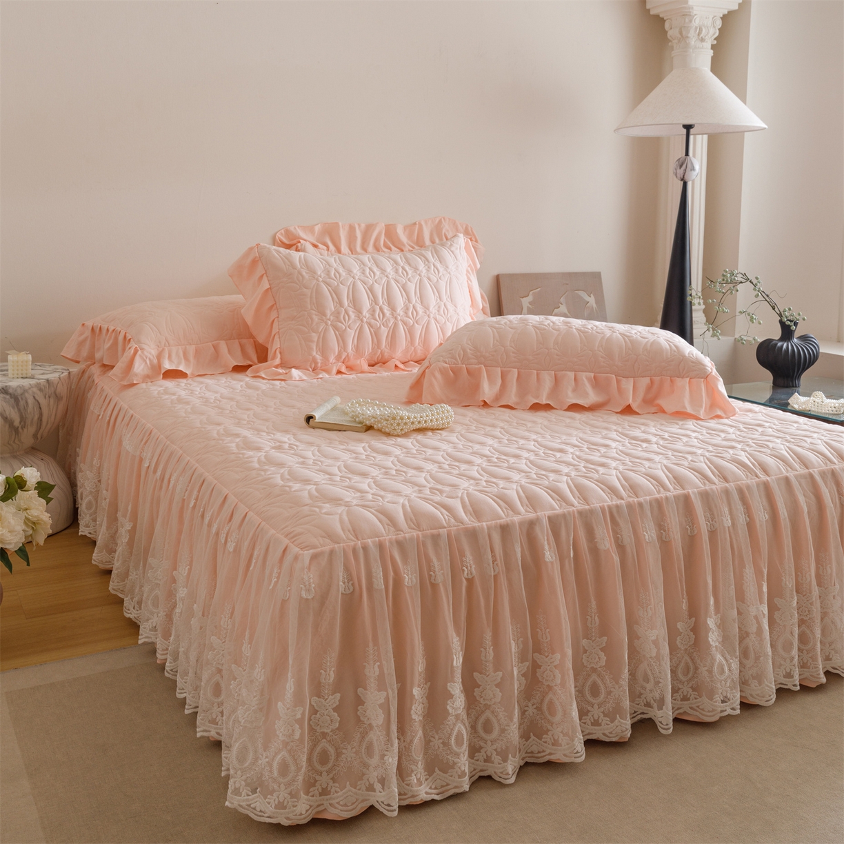 91家纺网 家纺一手货源 找家纺 好儿喜家纺 2025新款A类水洗棉床裙三件套-梦语系列 梦语-浅粉