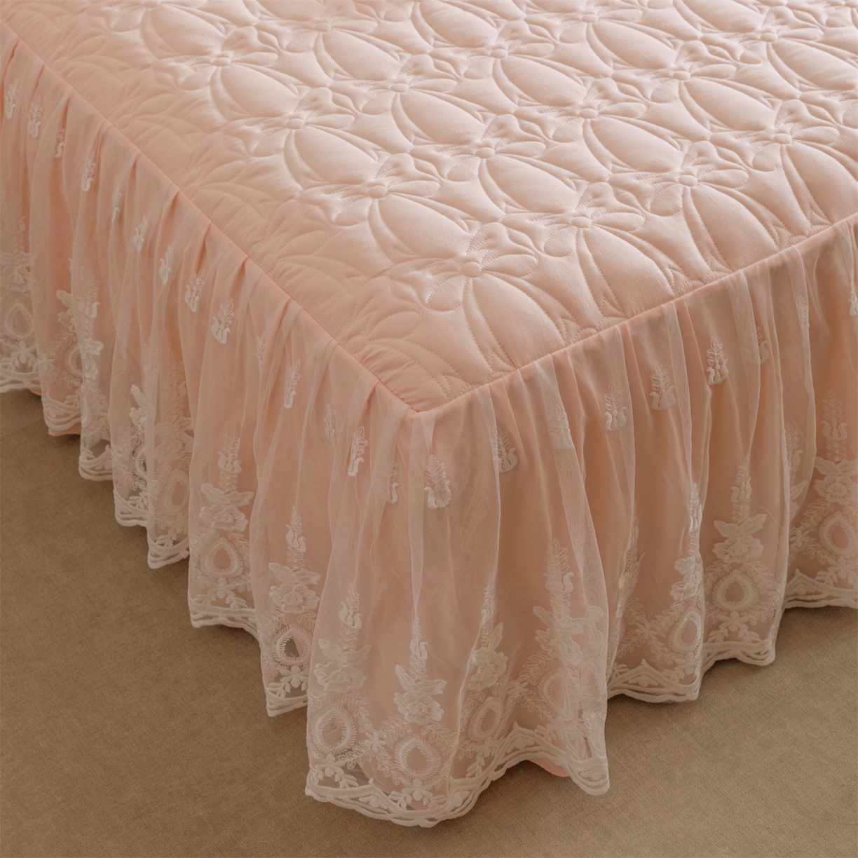 91家纺网 家纺一手货源 找家纺 好儿喜家纺 2025新款A类水洗棉床裙三件套-梦语系列 梦语-浅粉