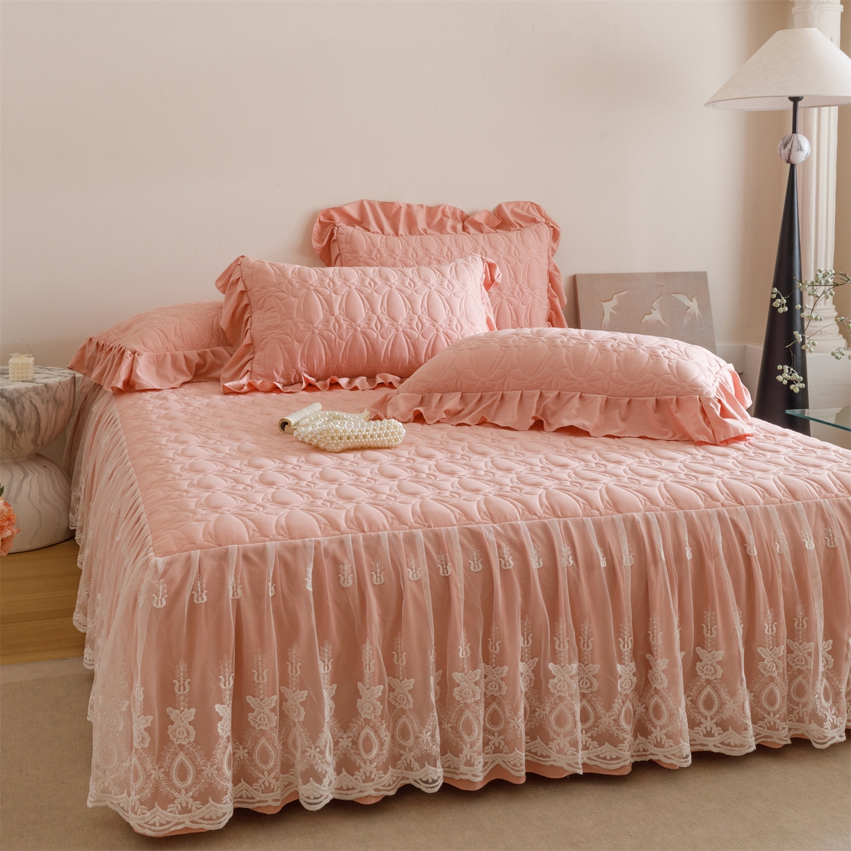 91家纺网 家纺一手货源 找家纺 好儿喜家纺 2025新款A类水洗棉床裙三件套-梦语系列 梦语-豆沙